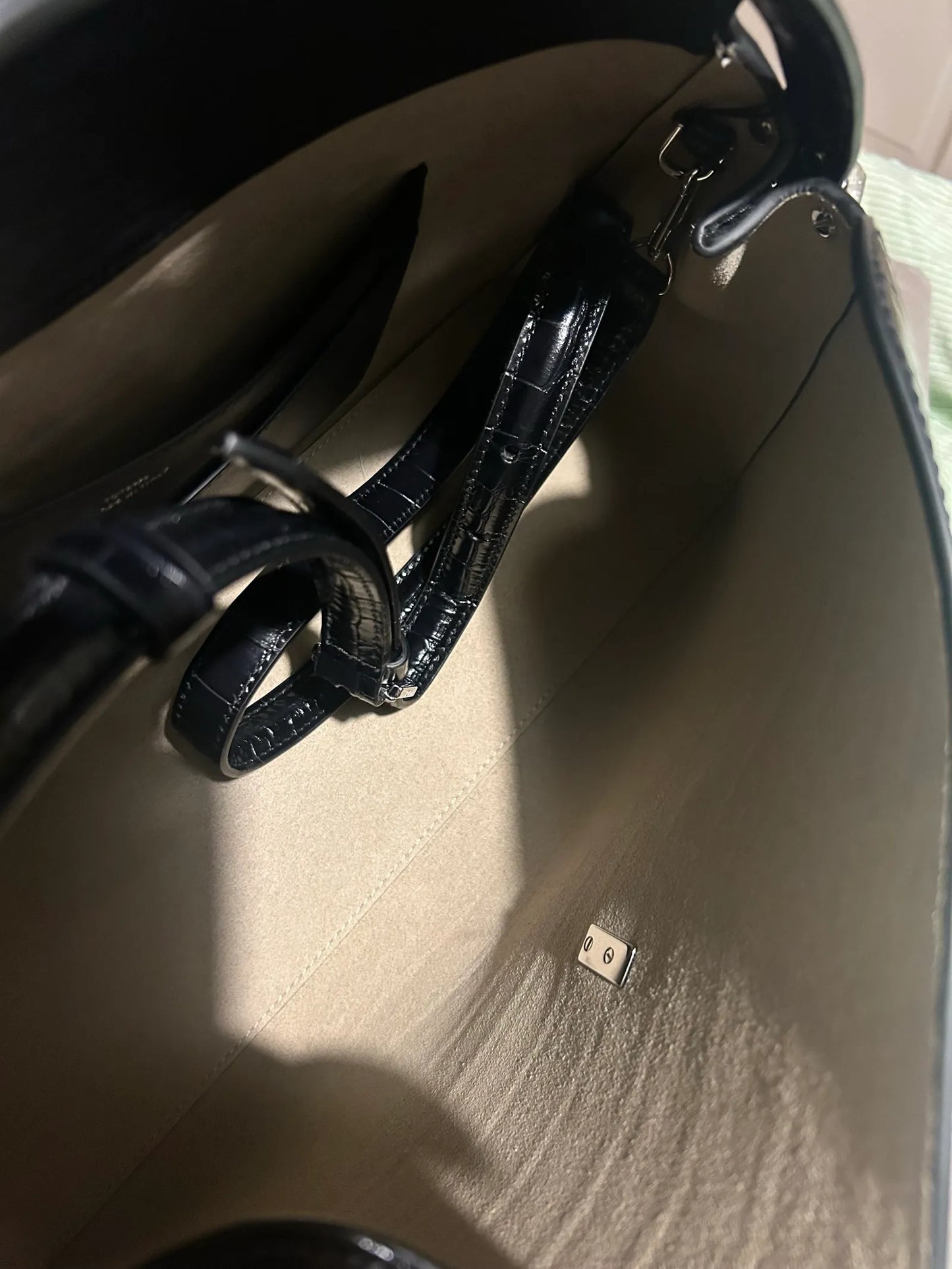 Toteme T Lock Handle-skinnhandväska NWT