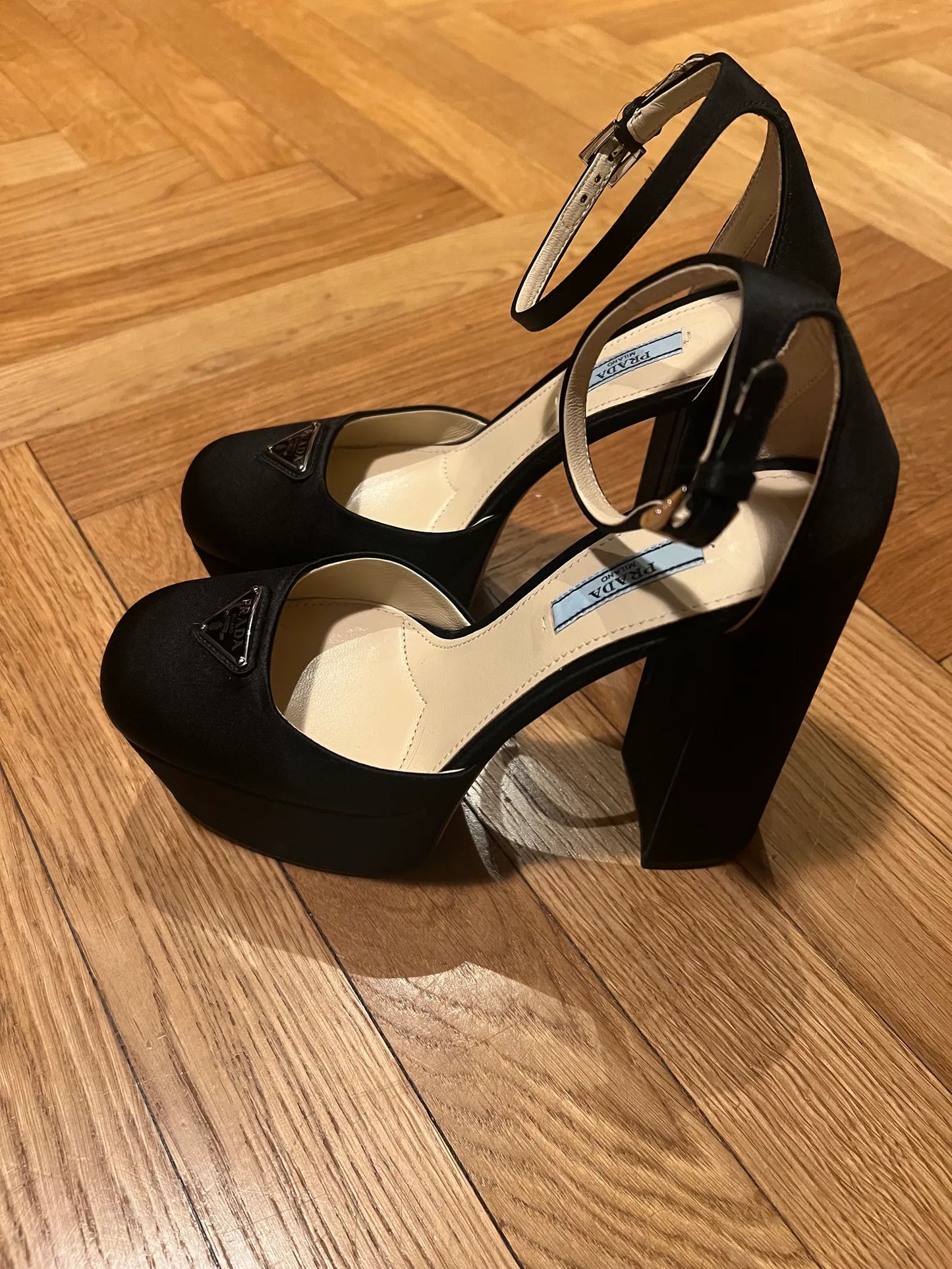 Prada Satin Platform-klackar NWOT