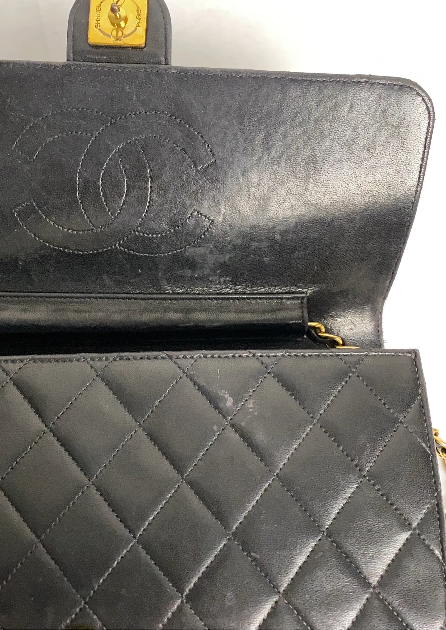 Chanel-skinnaxelremsväska