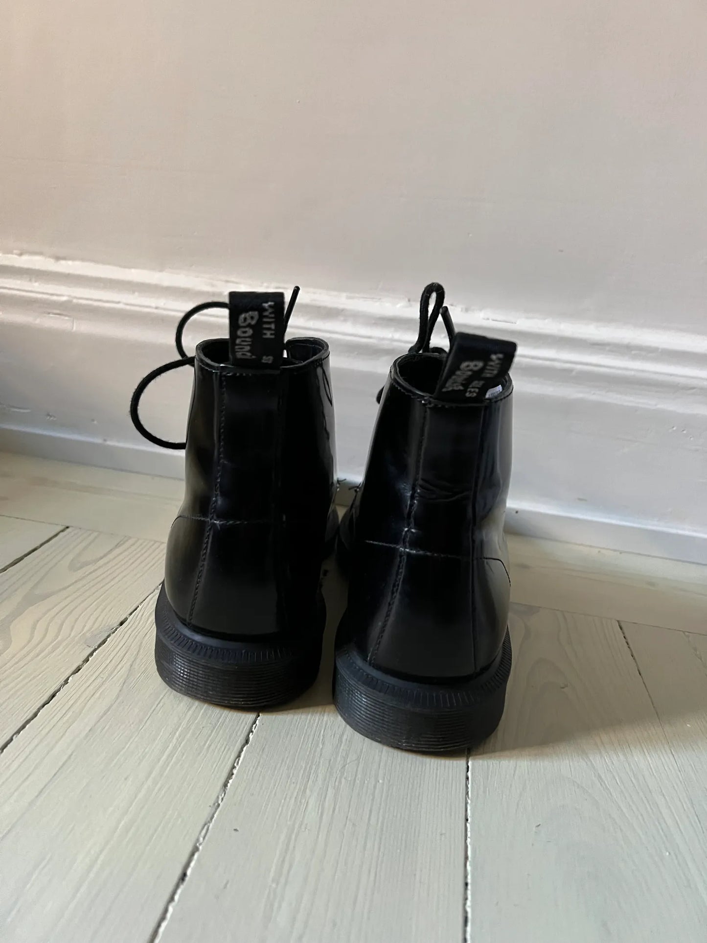 Dr. Martens Emmeline-skinnkängor