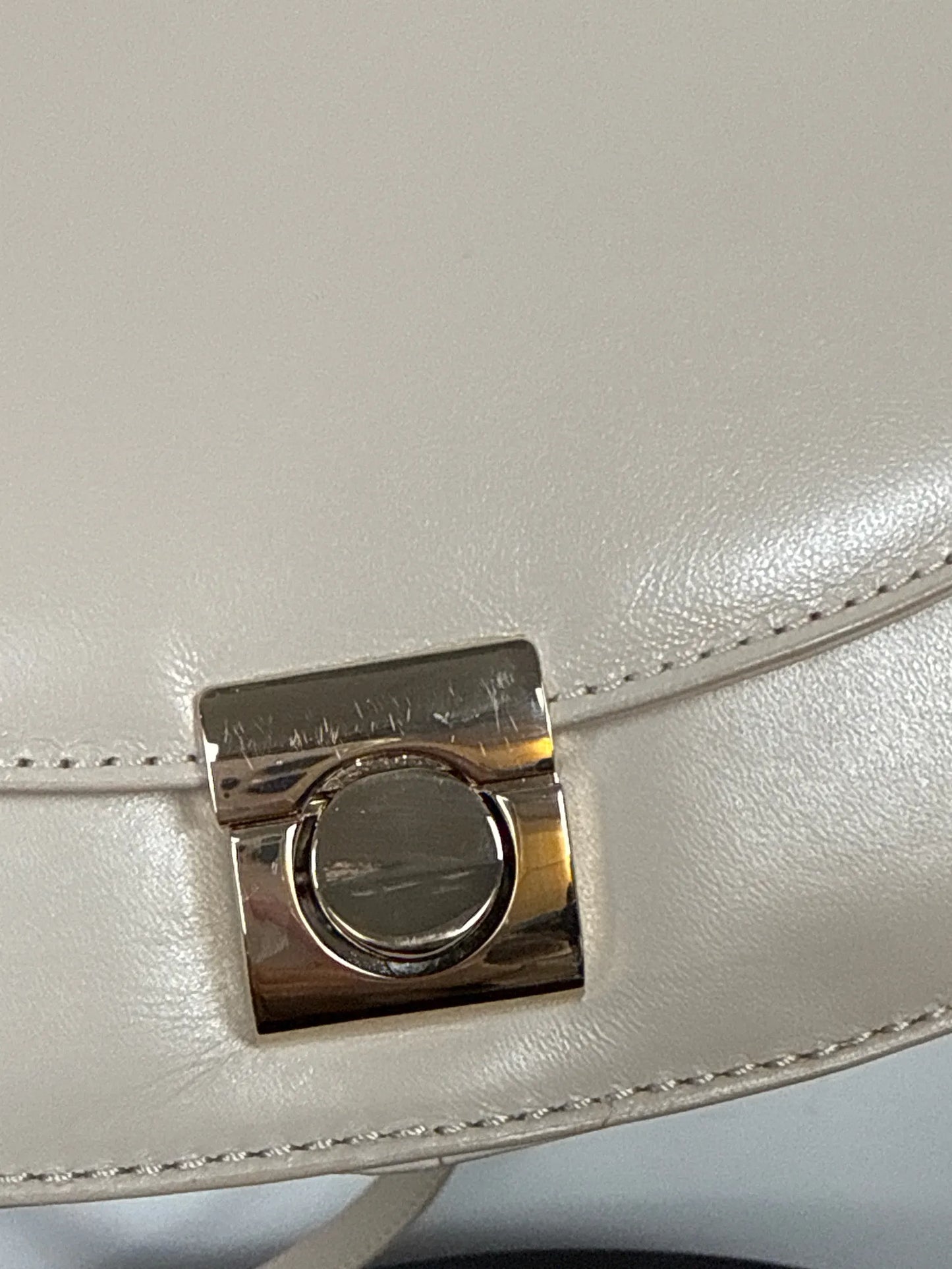 Flattered Cindy Cross Body Taupe-skinnaxelremsväska NWOT