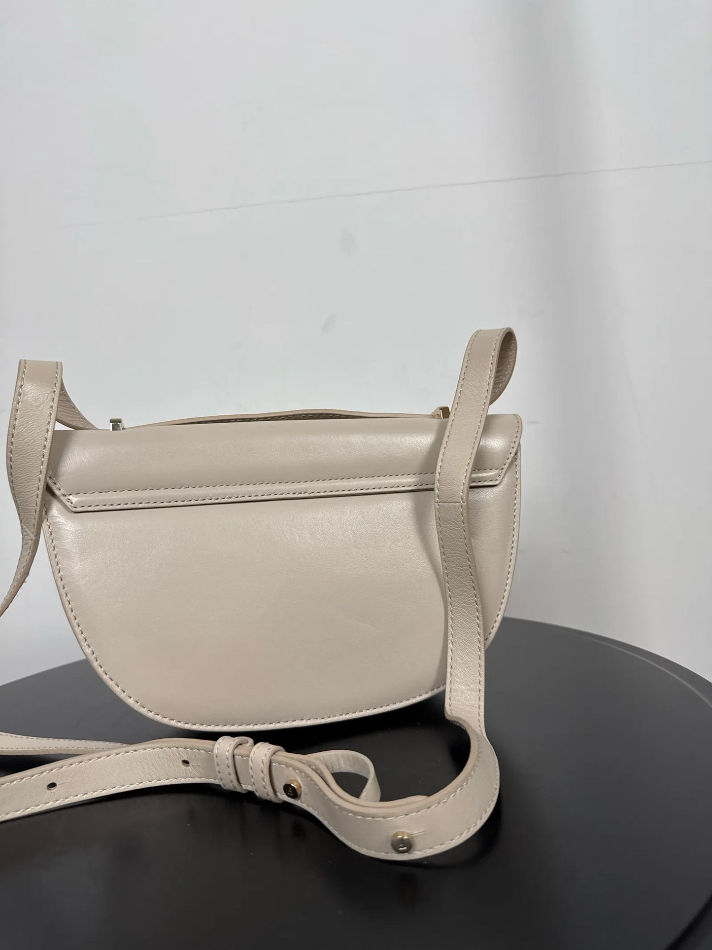 Flattered Cindy Cross Body Taupe-skinnaxelremsväska NWOT