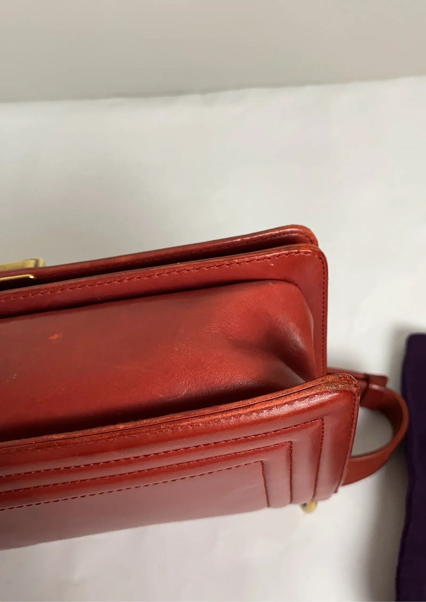 Chanel-skinnaxelremsväska