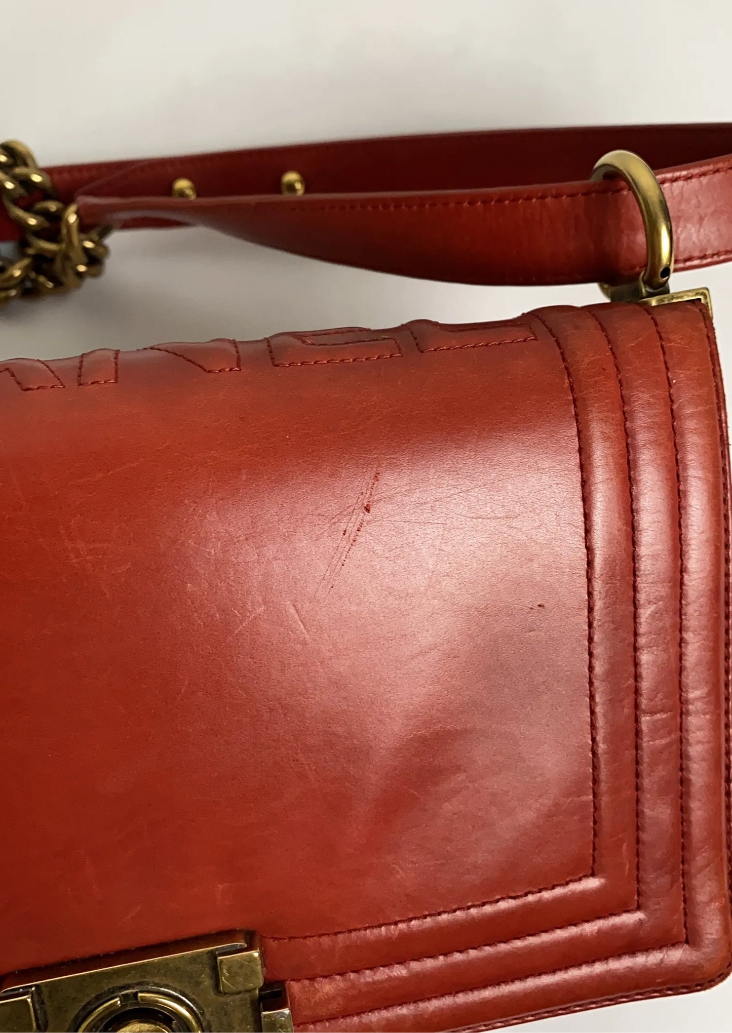 Chanel-skinnaxelremsväska