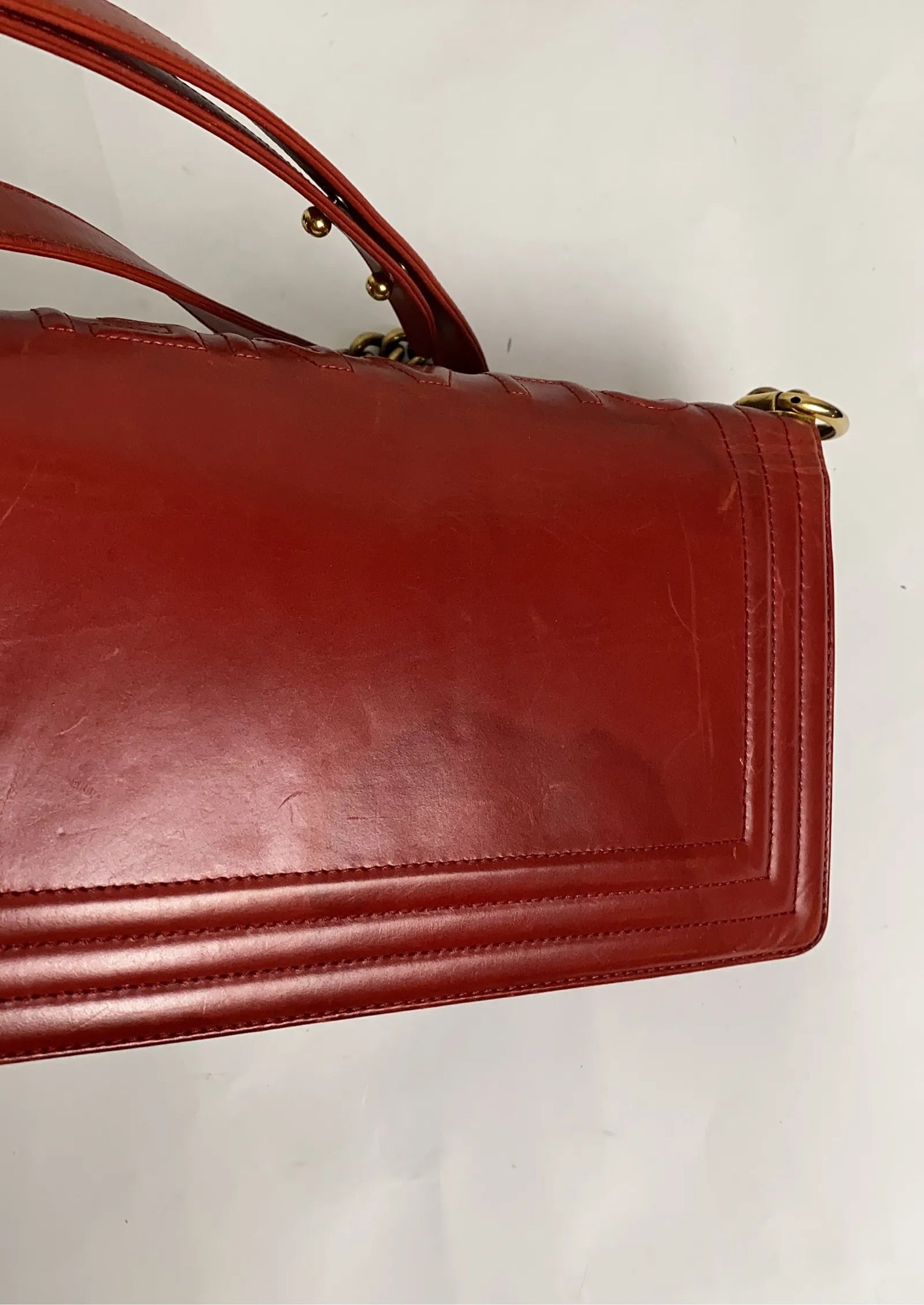 Chanel-skinnaxelremsväska