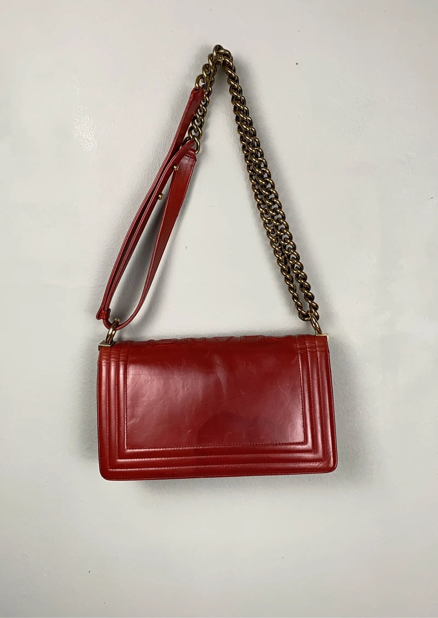 Chanel-skinnaxelremsväska