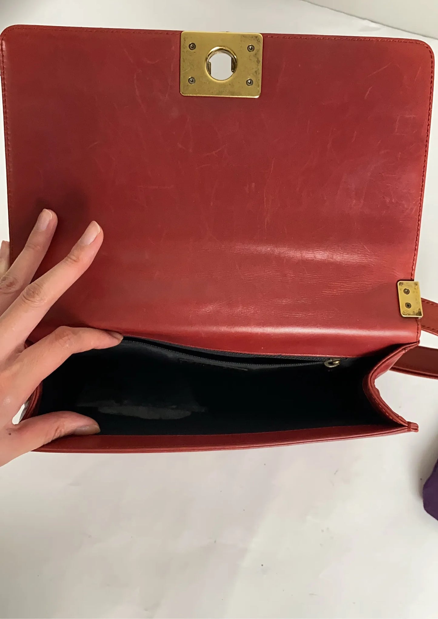 Chanel-skinnaxelremsväska