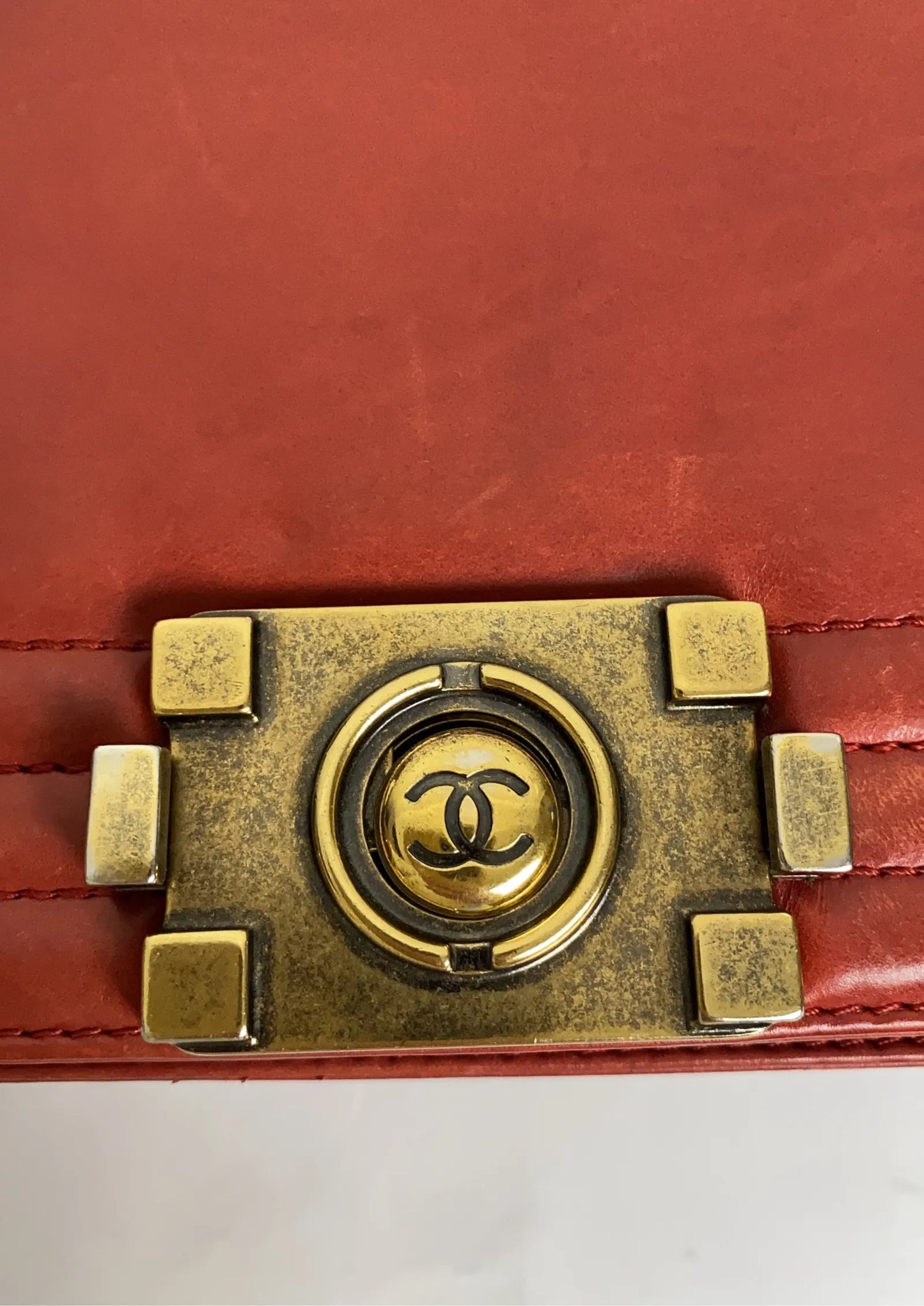 Chanel-skinnaxelremsväska