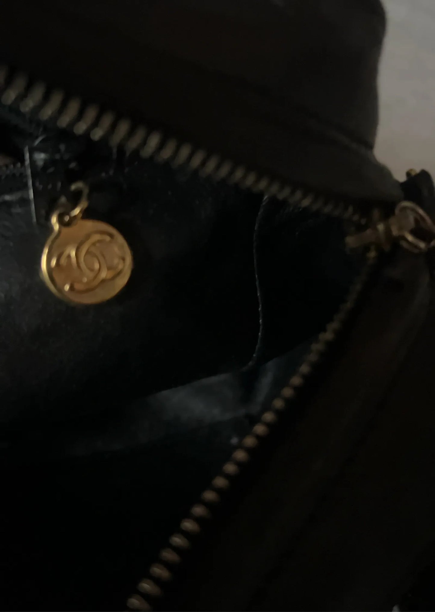 Chanel Cc Camera Fringe-skinnaxelremsväska