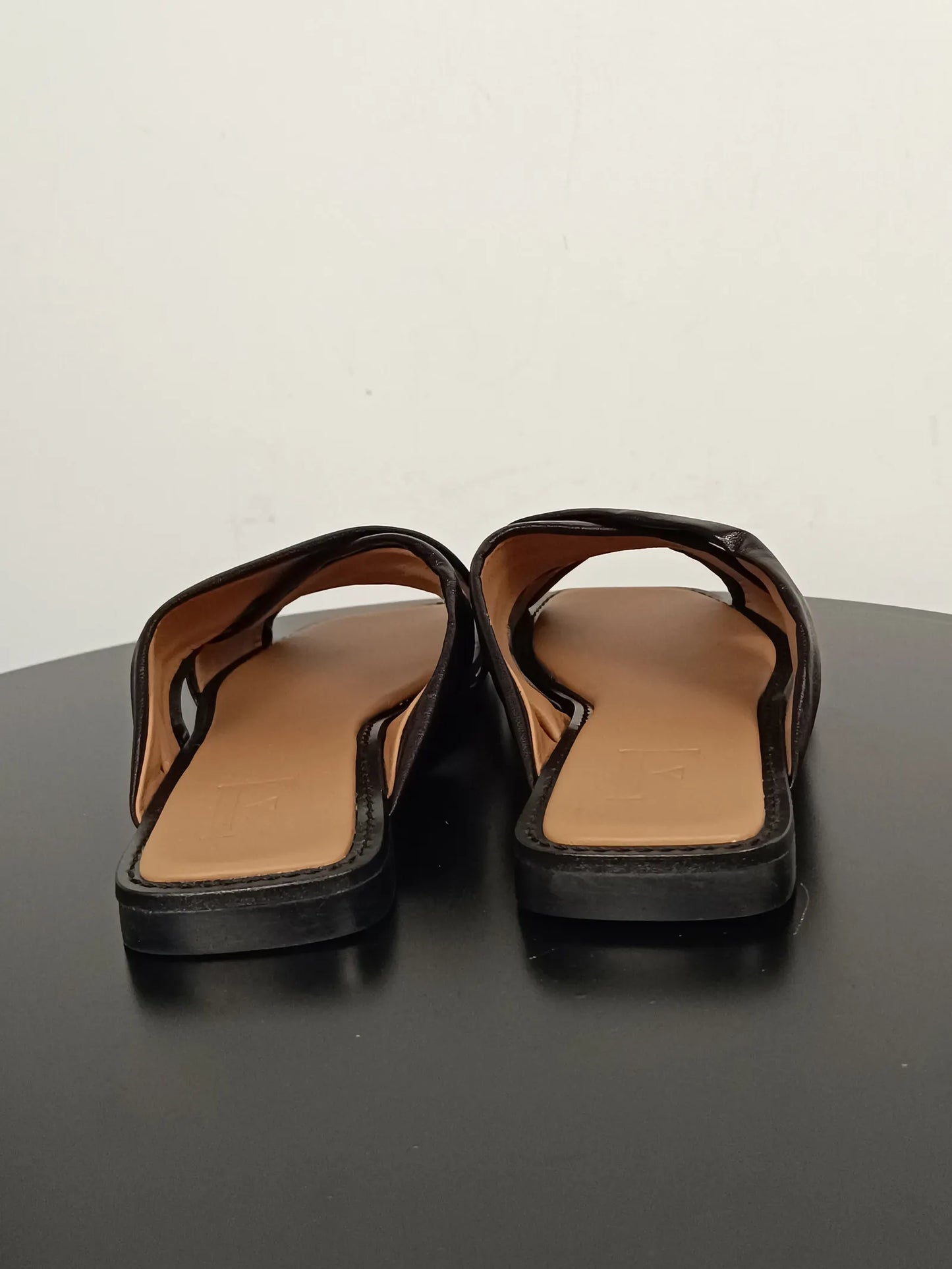 Flattered Gabriella Black Leather-skinnsandaler NWOT