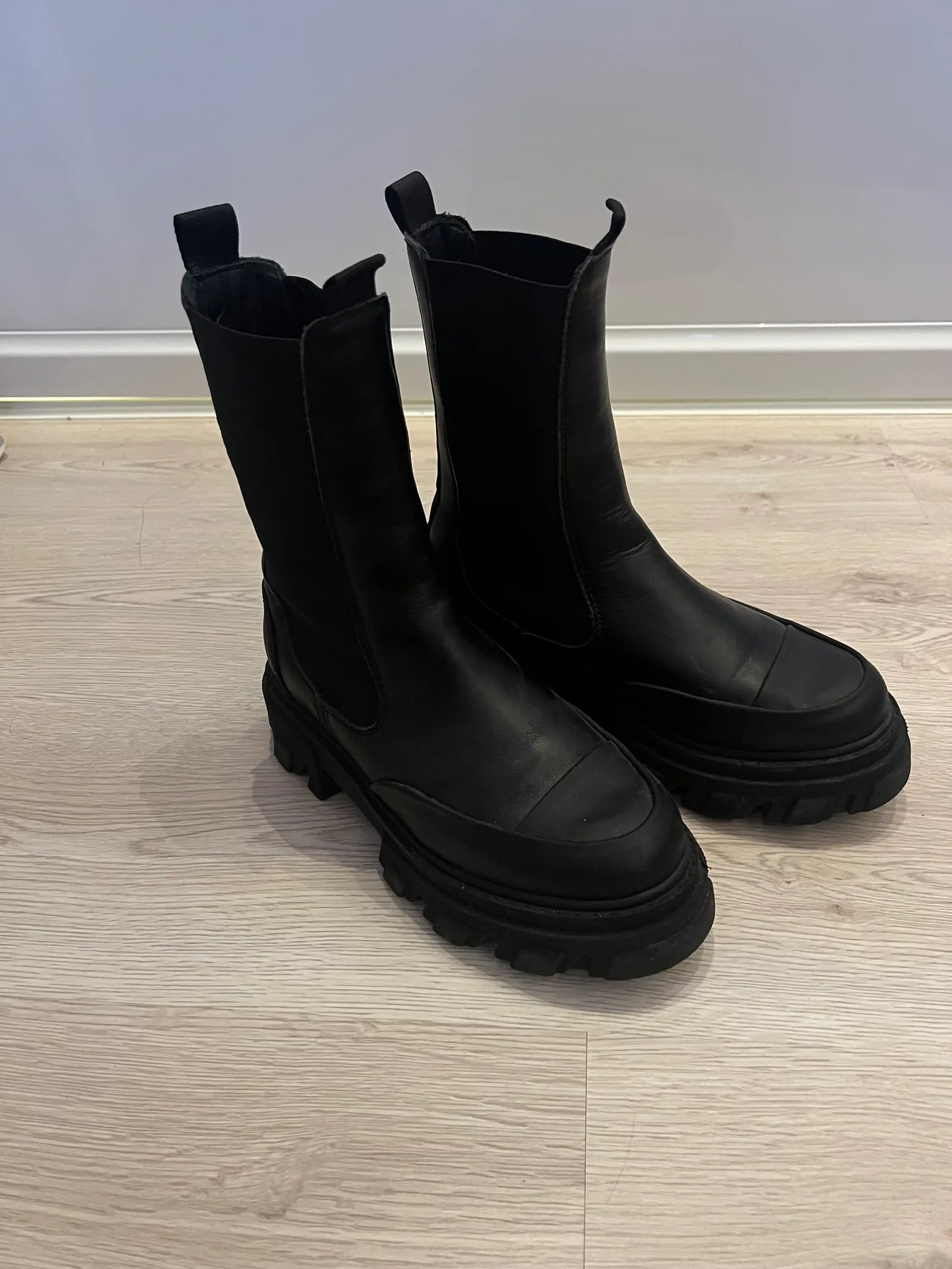 Ganni Black Stitch Cleated Mid Chelsea-skinnboots