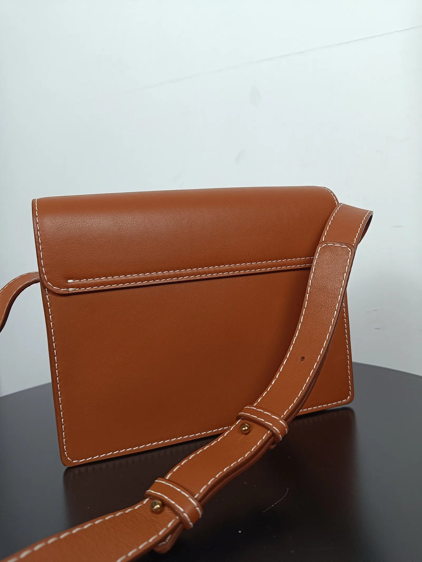 Flattered Bianca CrossBody Brown-skinnaxelremsväska NWOT