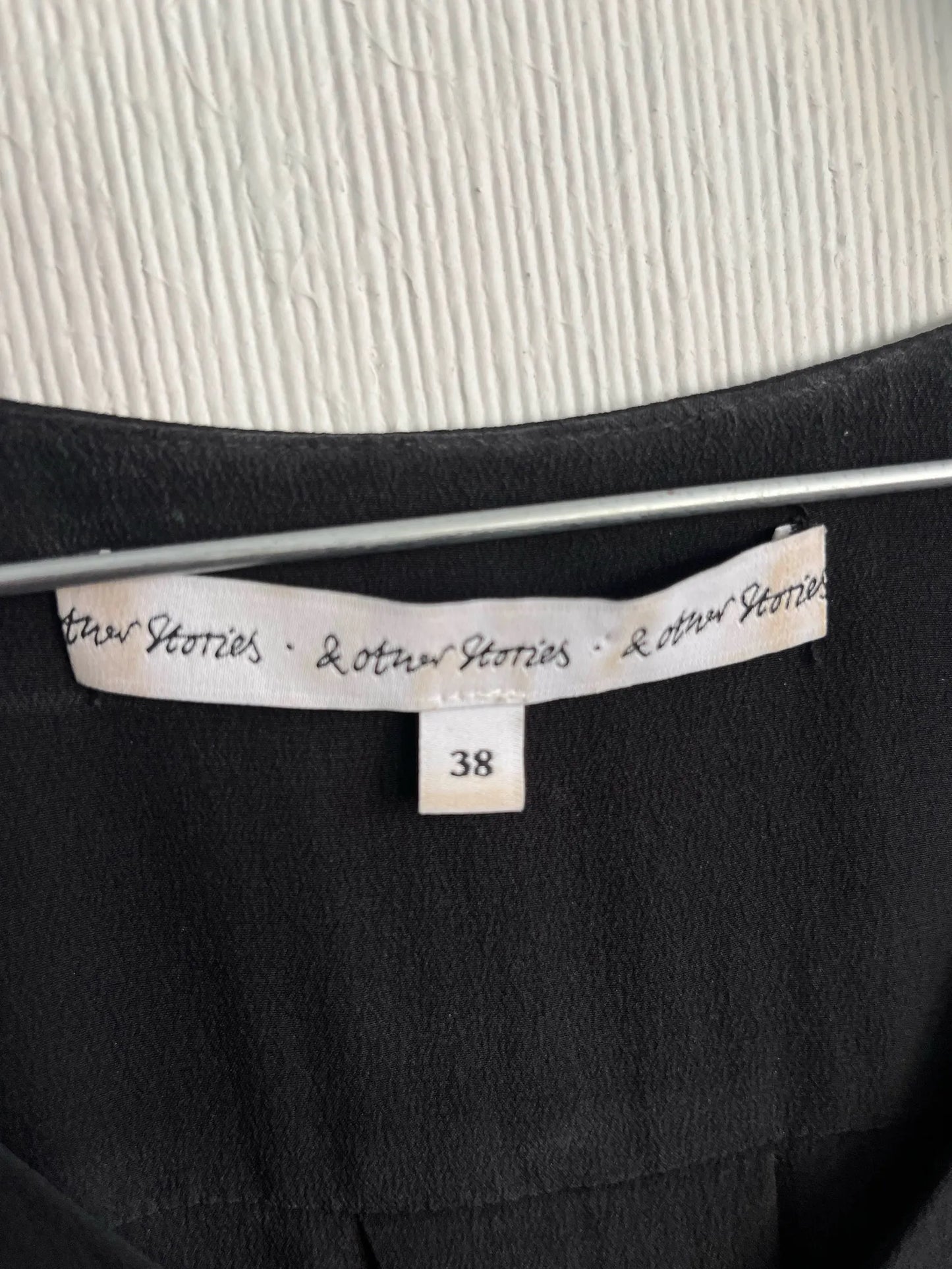 & Other Stories-sidenklänning