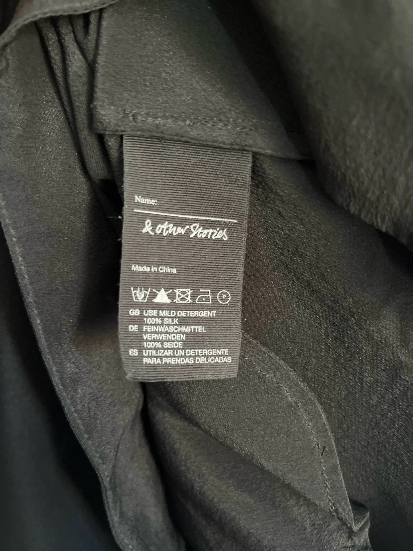 & Other Stories-sidenklänning