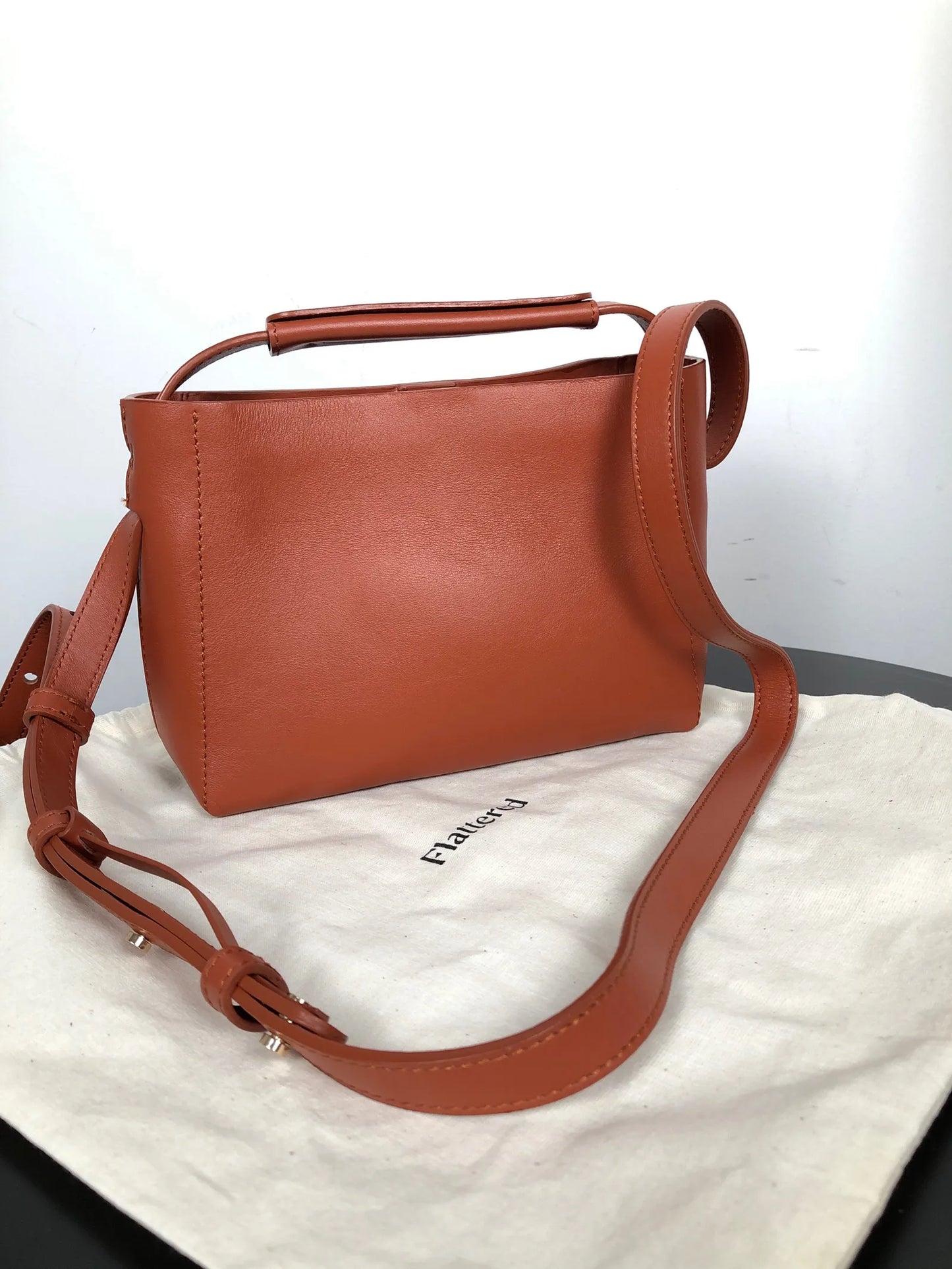 Flattered Hedda Mini Brown-skinnaxelremsväska NWOT