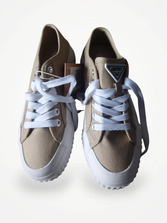 Aim'n-sneakers NWT