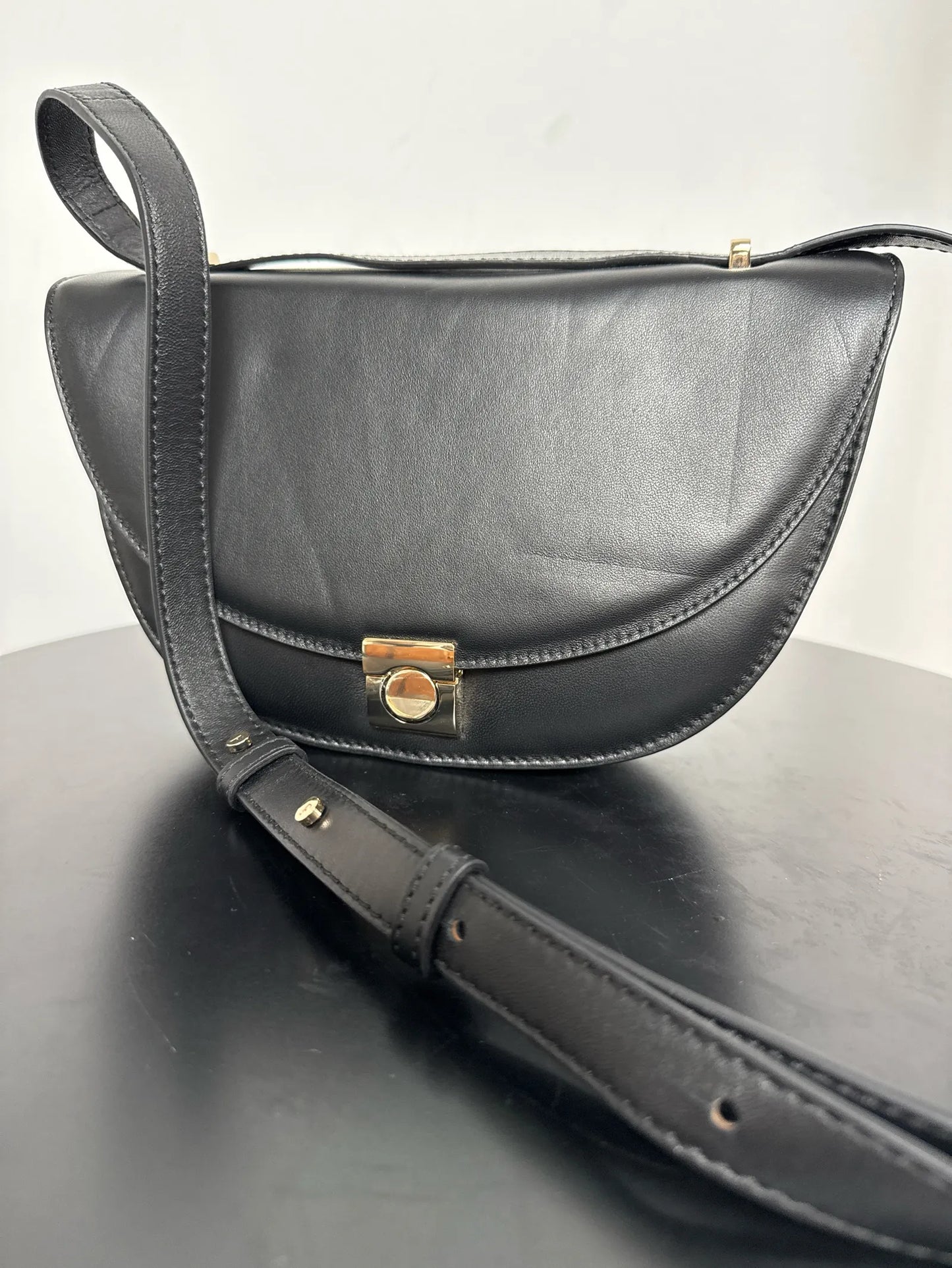 Flattered Cindy Cross Black-skinnaxelremsväska NWT