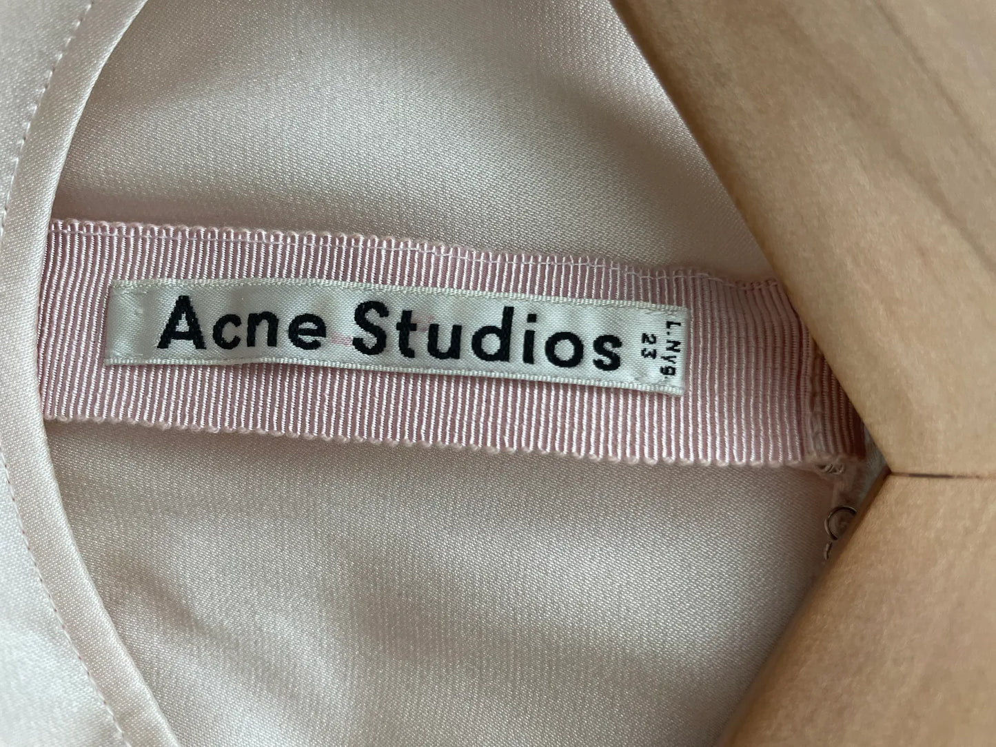 Acne Studios-sidenklänning
