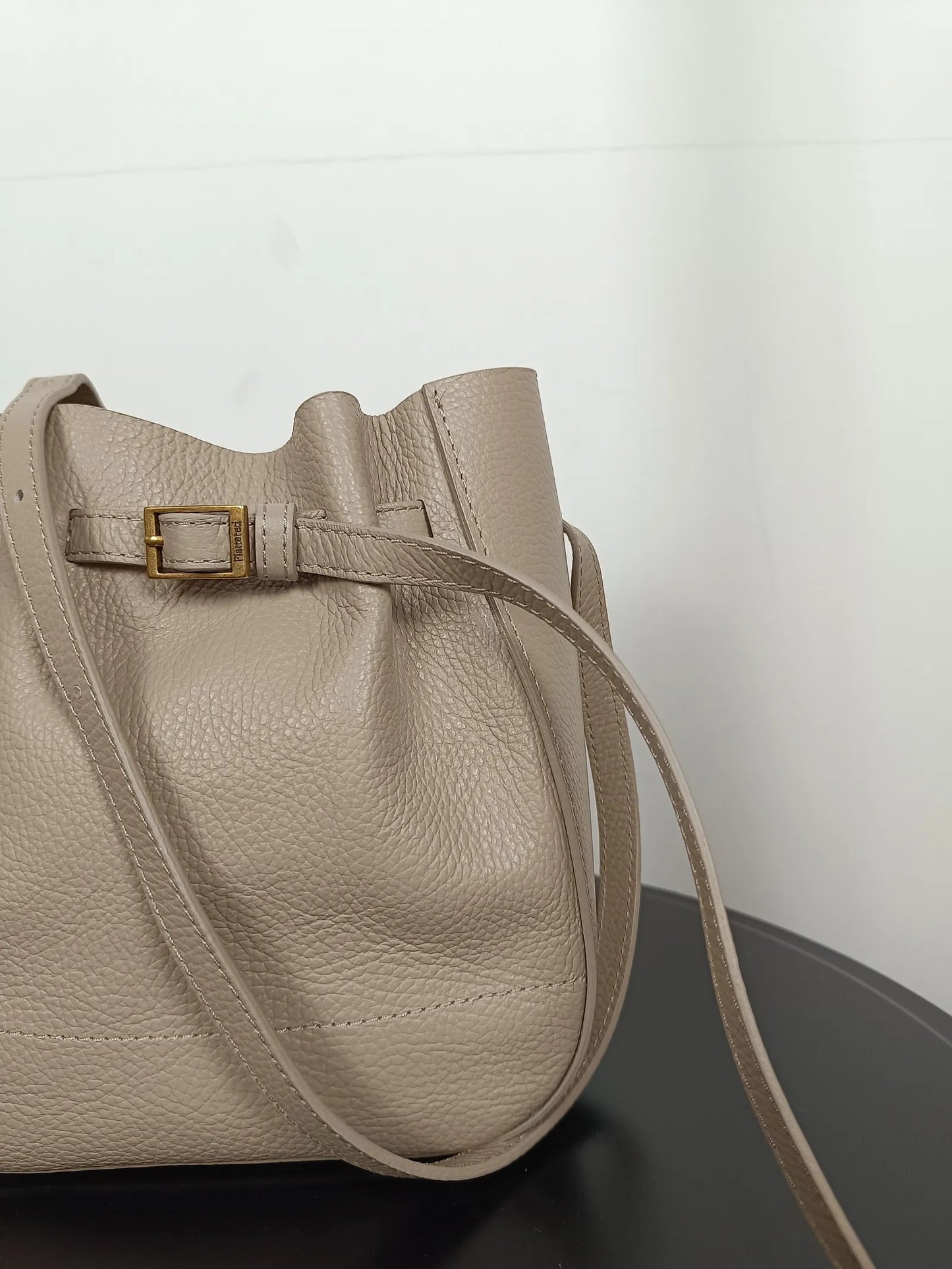 Flattered Bo Mini Bucket Taupe-skinnaxelremsväska NWOT