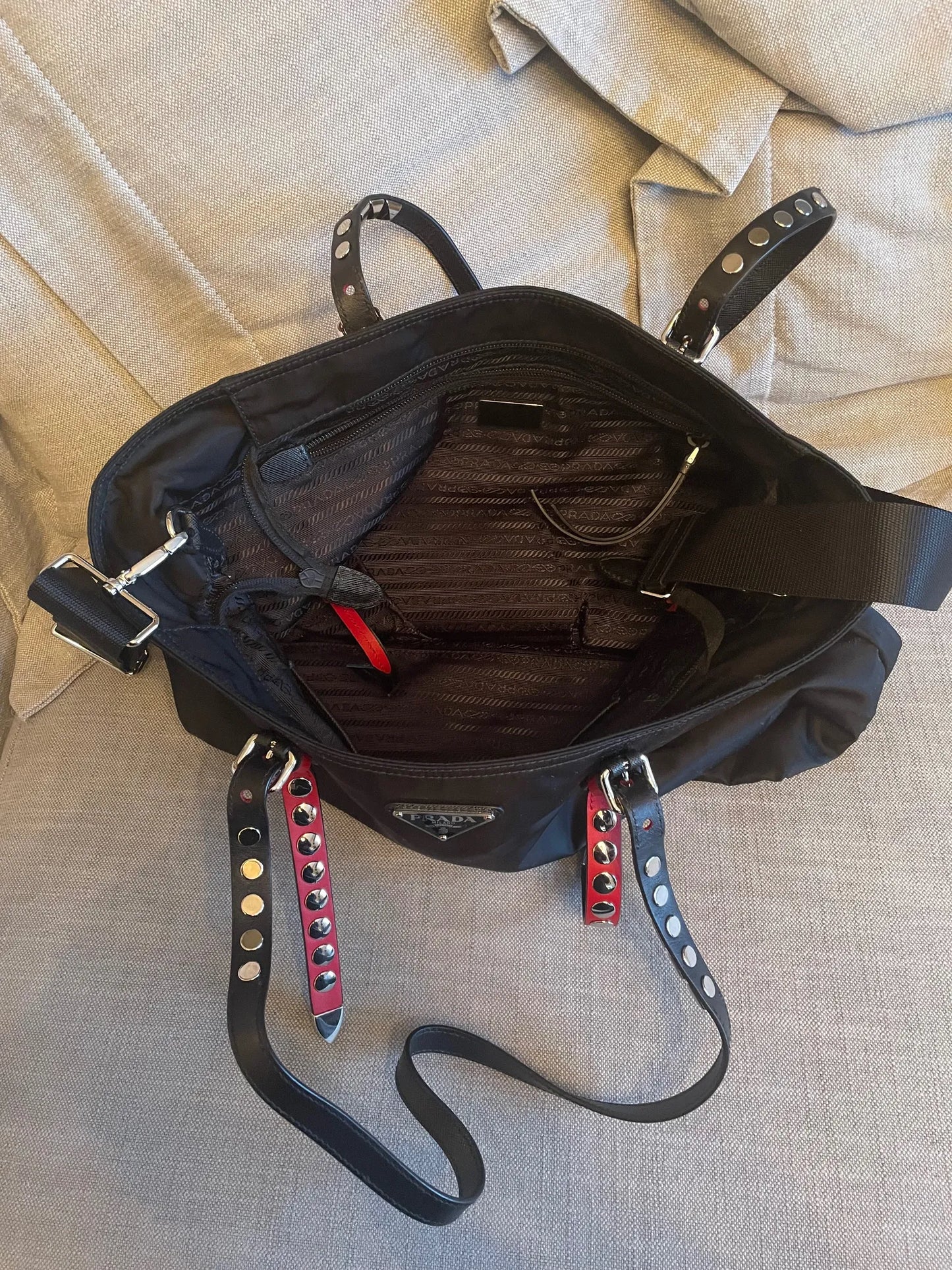 Prada New Vela Nero-väska NWOT