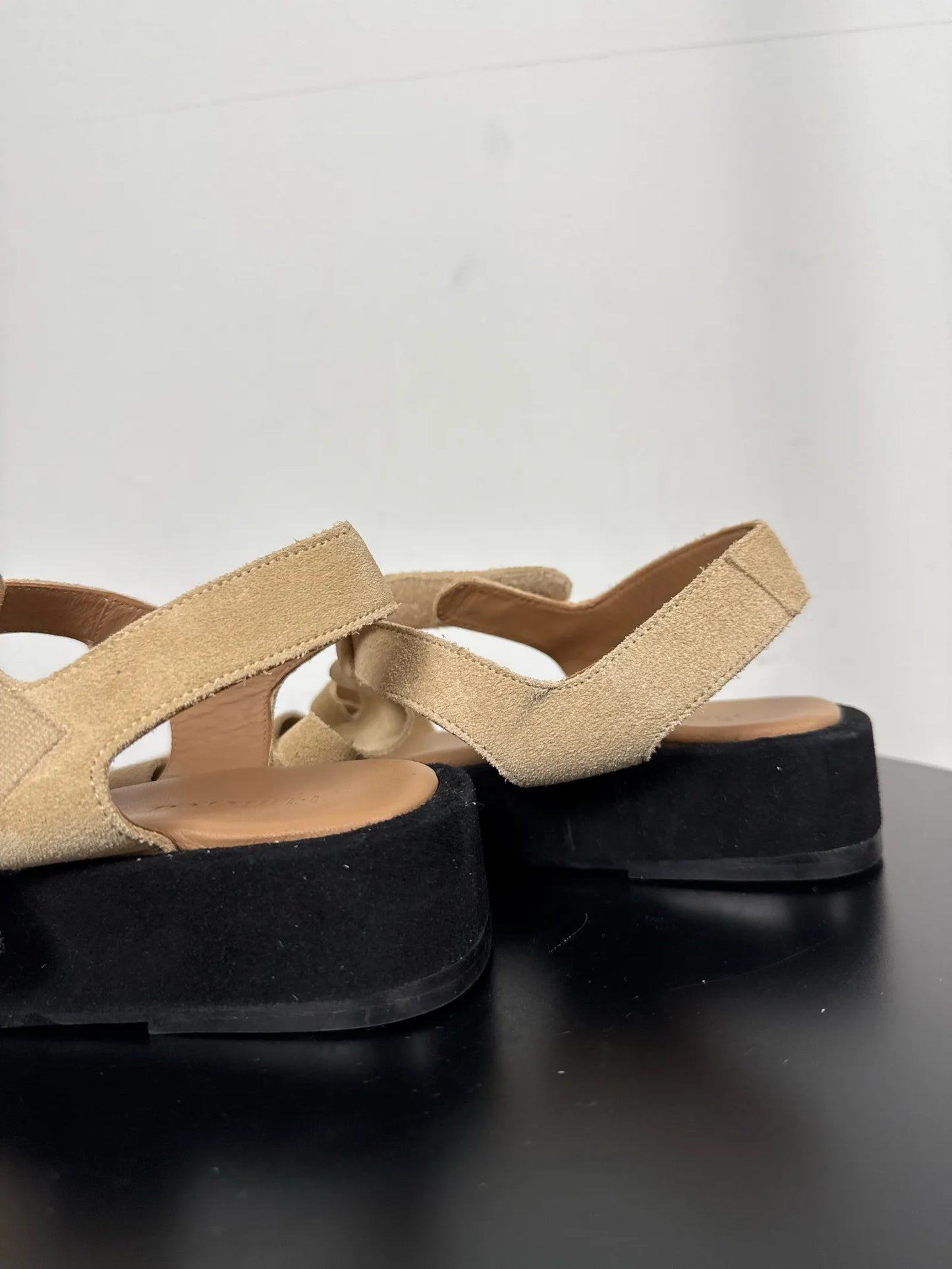 Flattered Gigi Beige Suede-sandaler