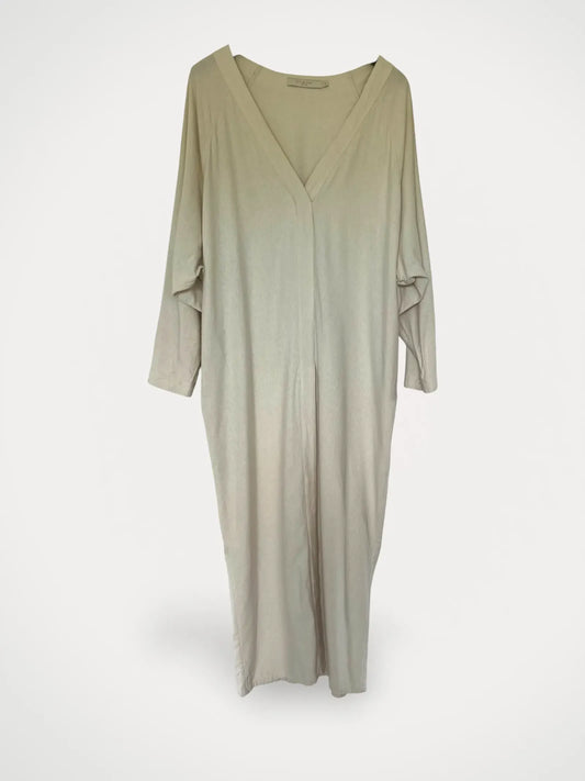 7115 By Szeki-sidenklänning