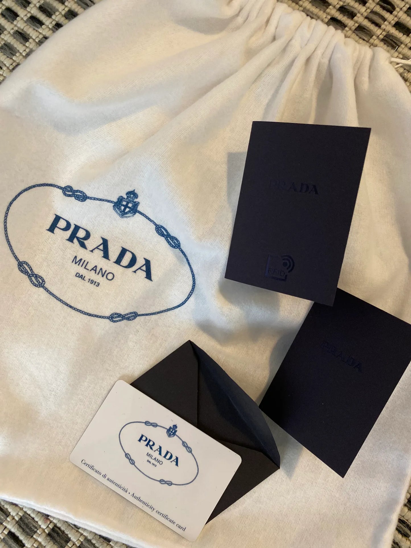 Prada Re-edition 2005 Shoulder-axelremsväska