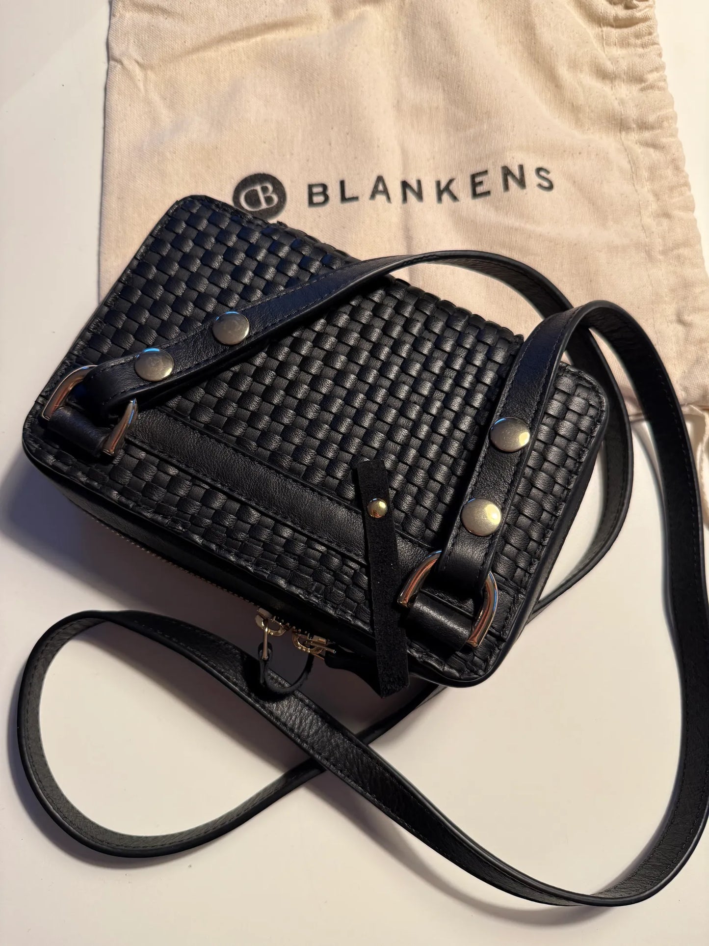 Blankens The Montauk Midi Black Grain-skinnaxelremsväska