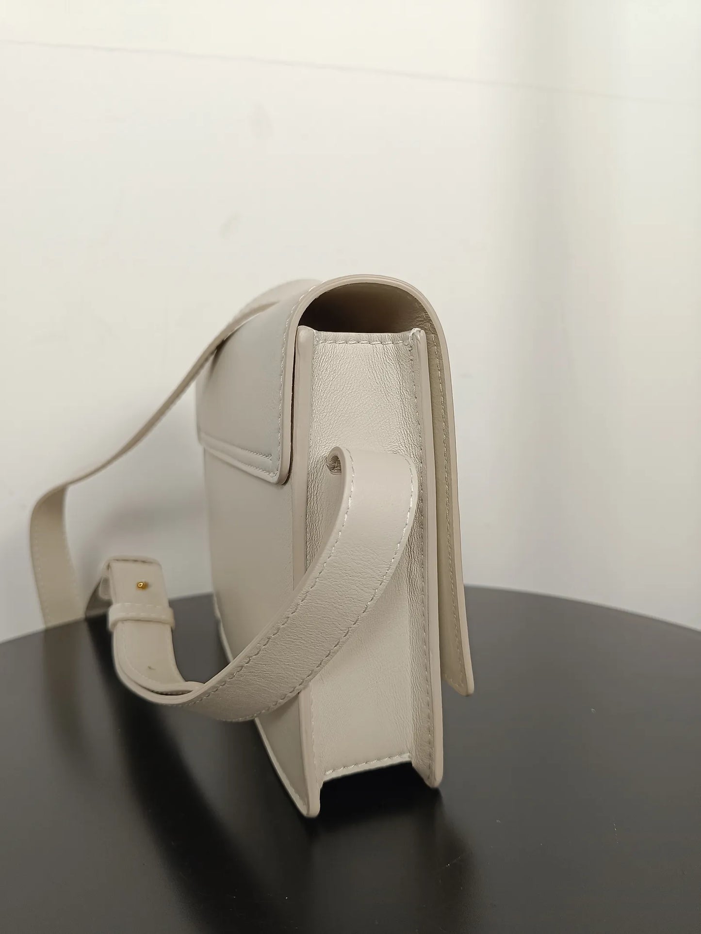 Flattered Bianca Cross Body Taupe-skinnaxelremsväska NWOT