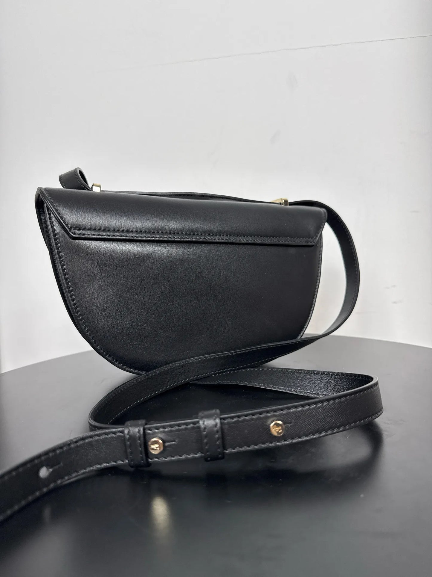 Flattered Cindy Cross Black-skinnaxelremsväska NWOT