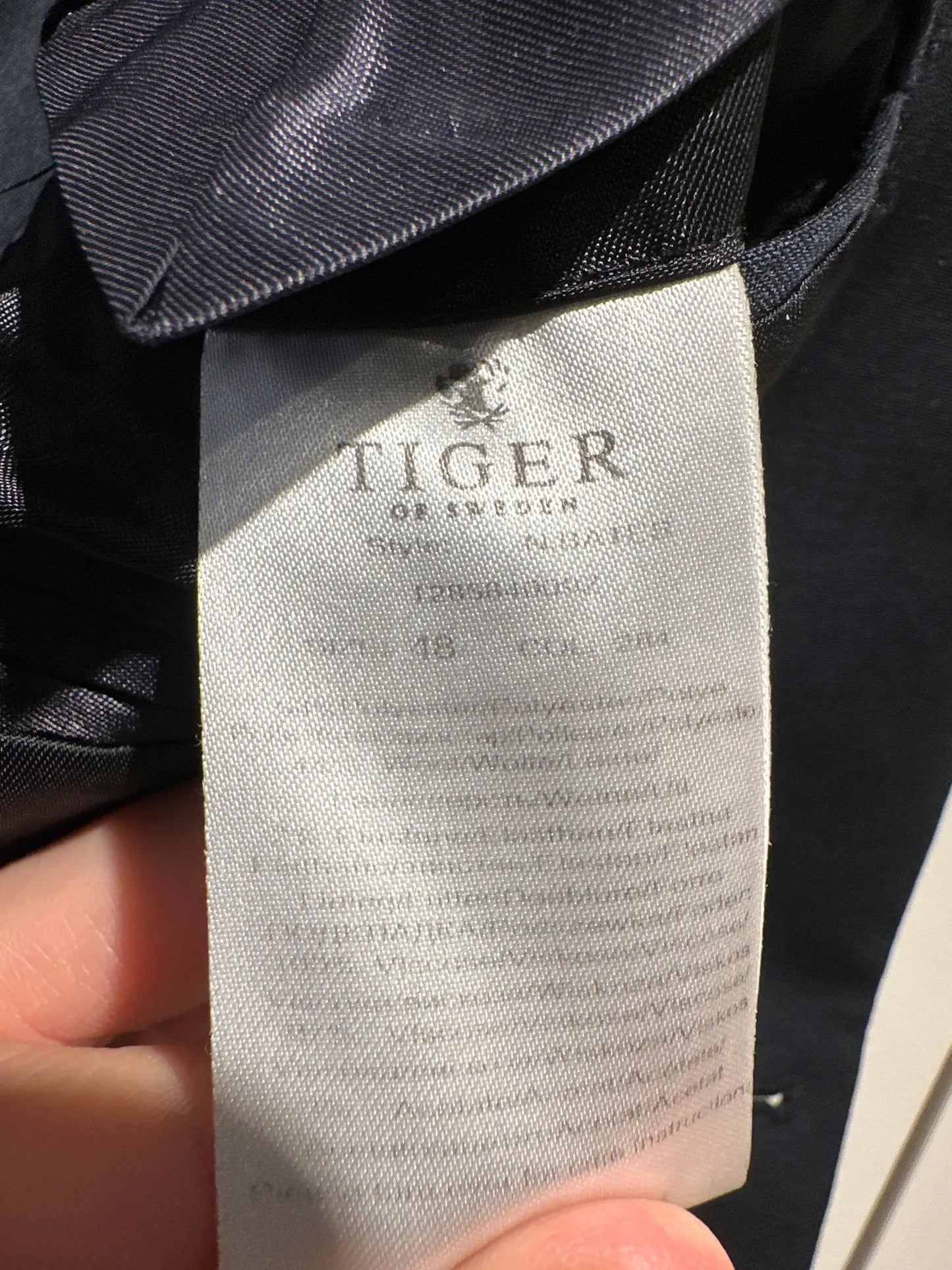 Tiger of Sweden-kostym