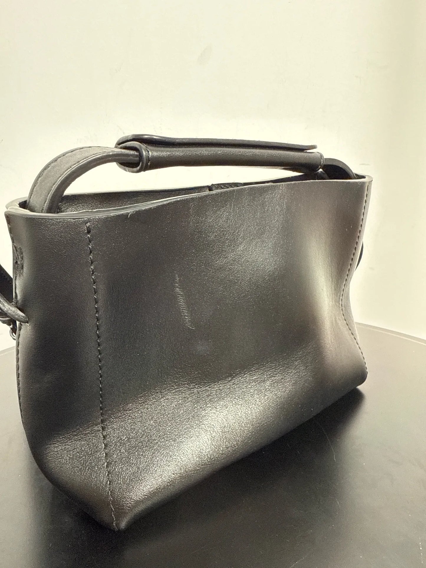 Flattered Hedda Mini Black-skinnaxelremsväska NWOT