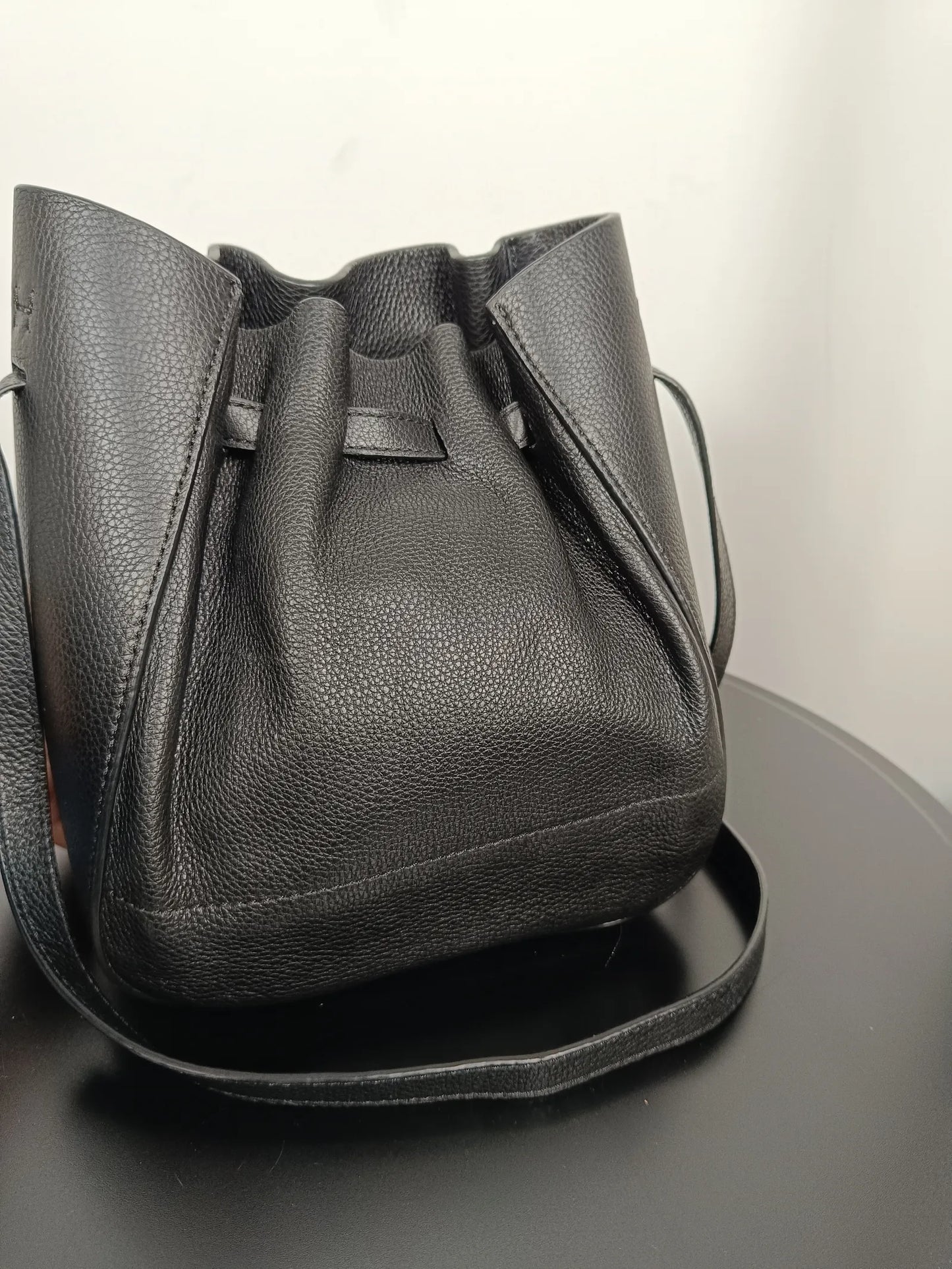 Flattered Bo Mini Bucket Black-skinnaxelremsväska NWOT