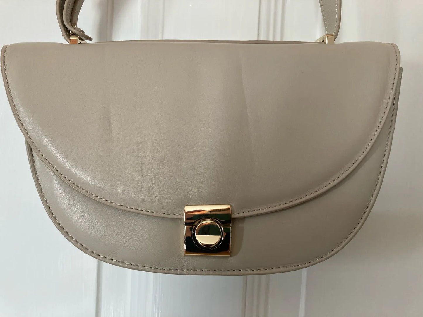 Flattered Cindy Leather Creme-skinnaxelremsväska NWOT