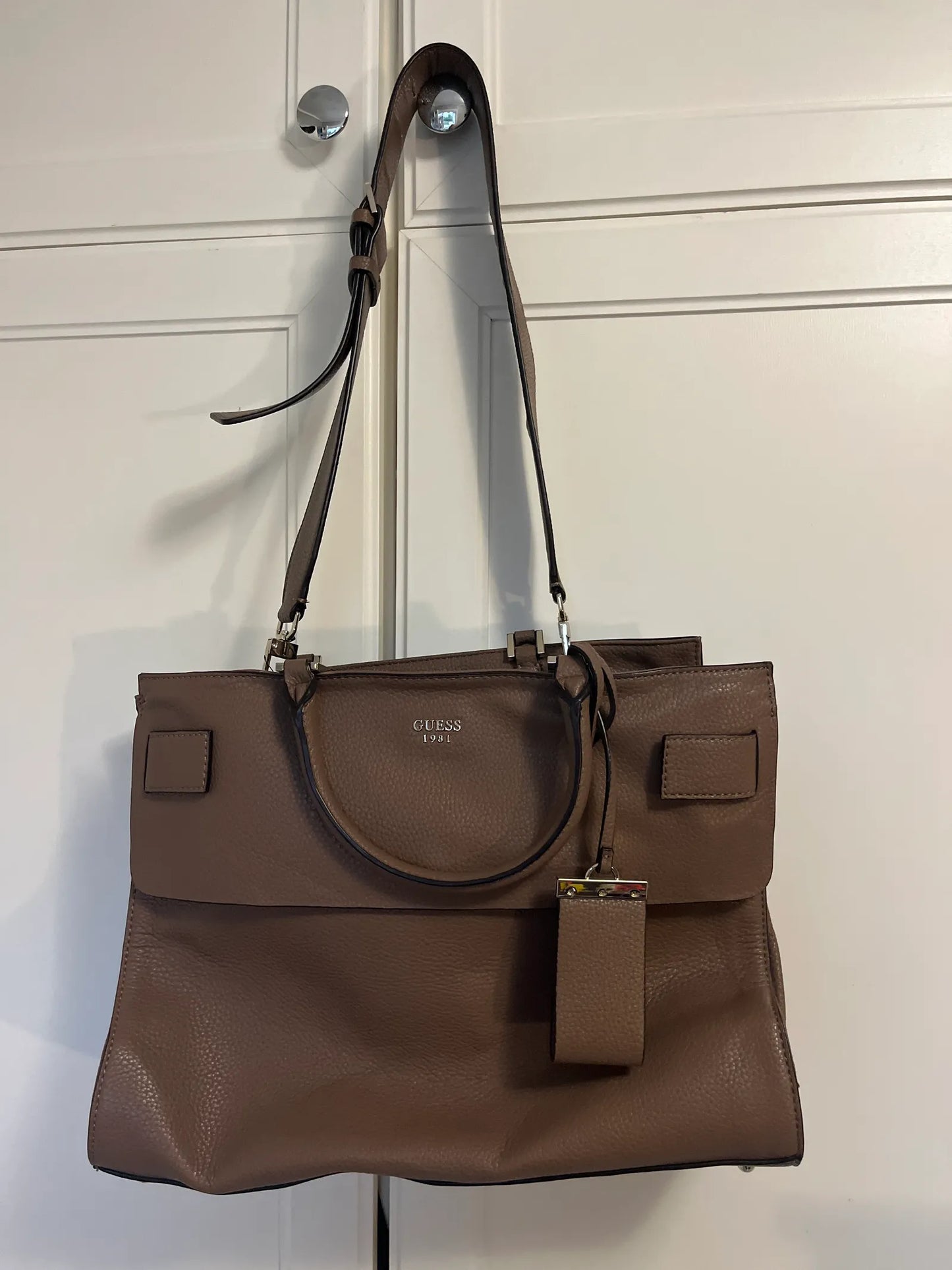 Guess-skinnhandväska NWOT