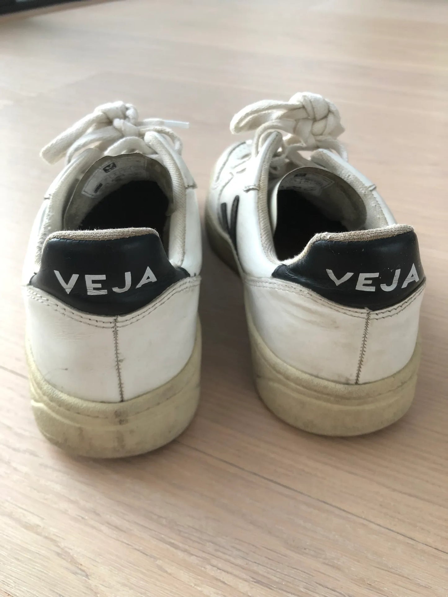 Veja V-10-skinnsneakers