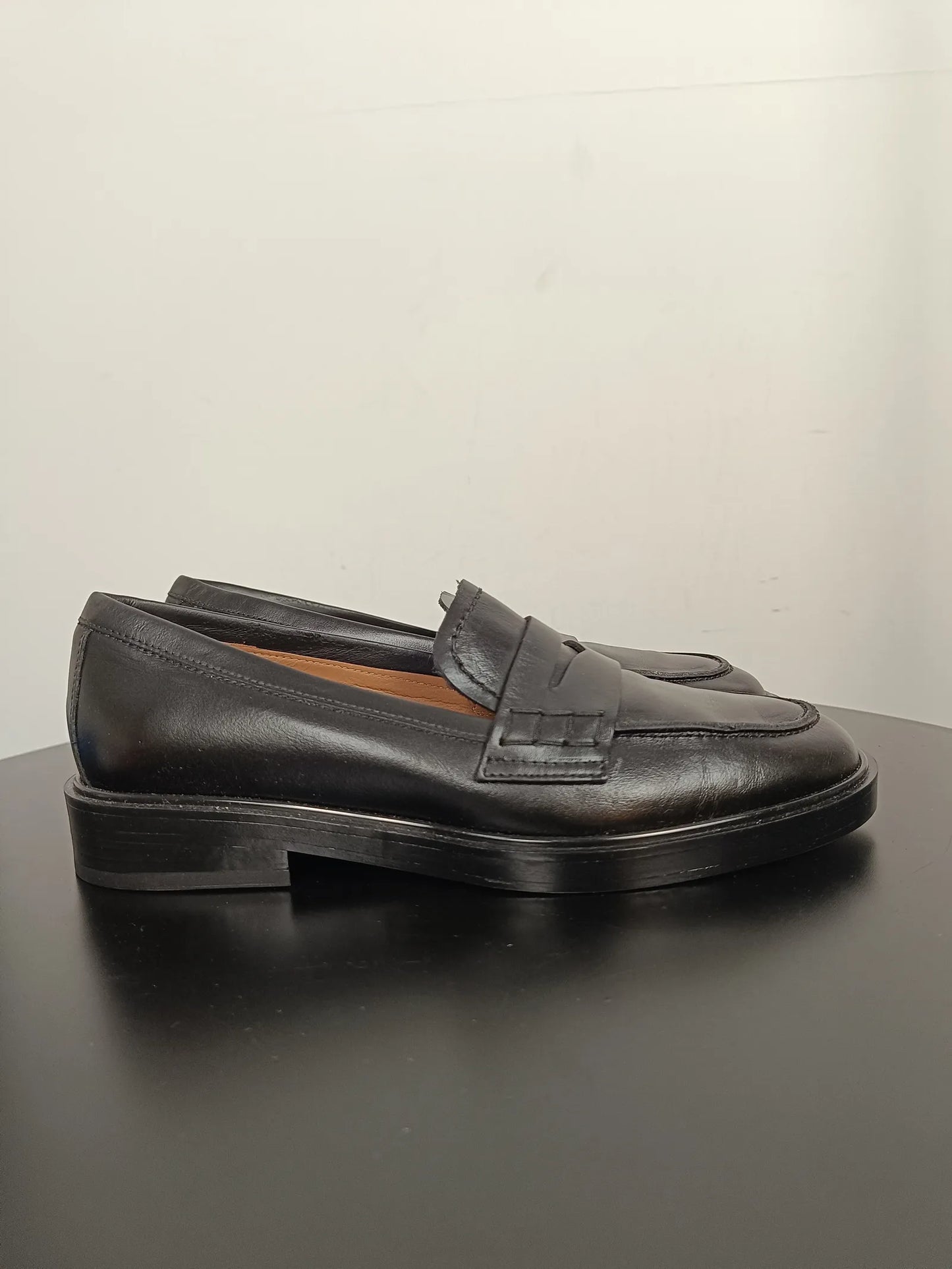 Flattered Sara Black Leather-skinnloafers NWOT