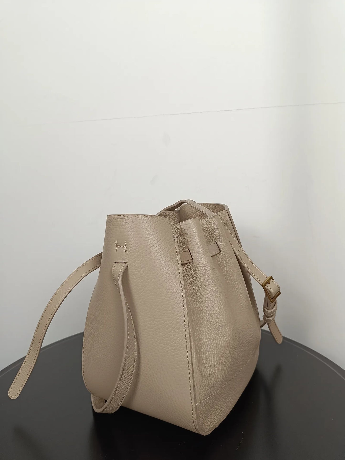 Flattered Bo Mini Bucket Taupe-skinnaxelremsväska NWOT