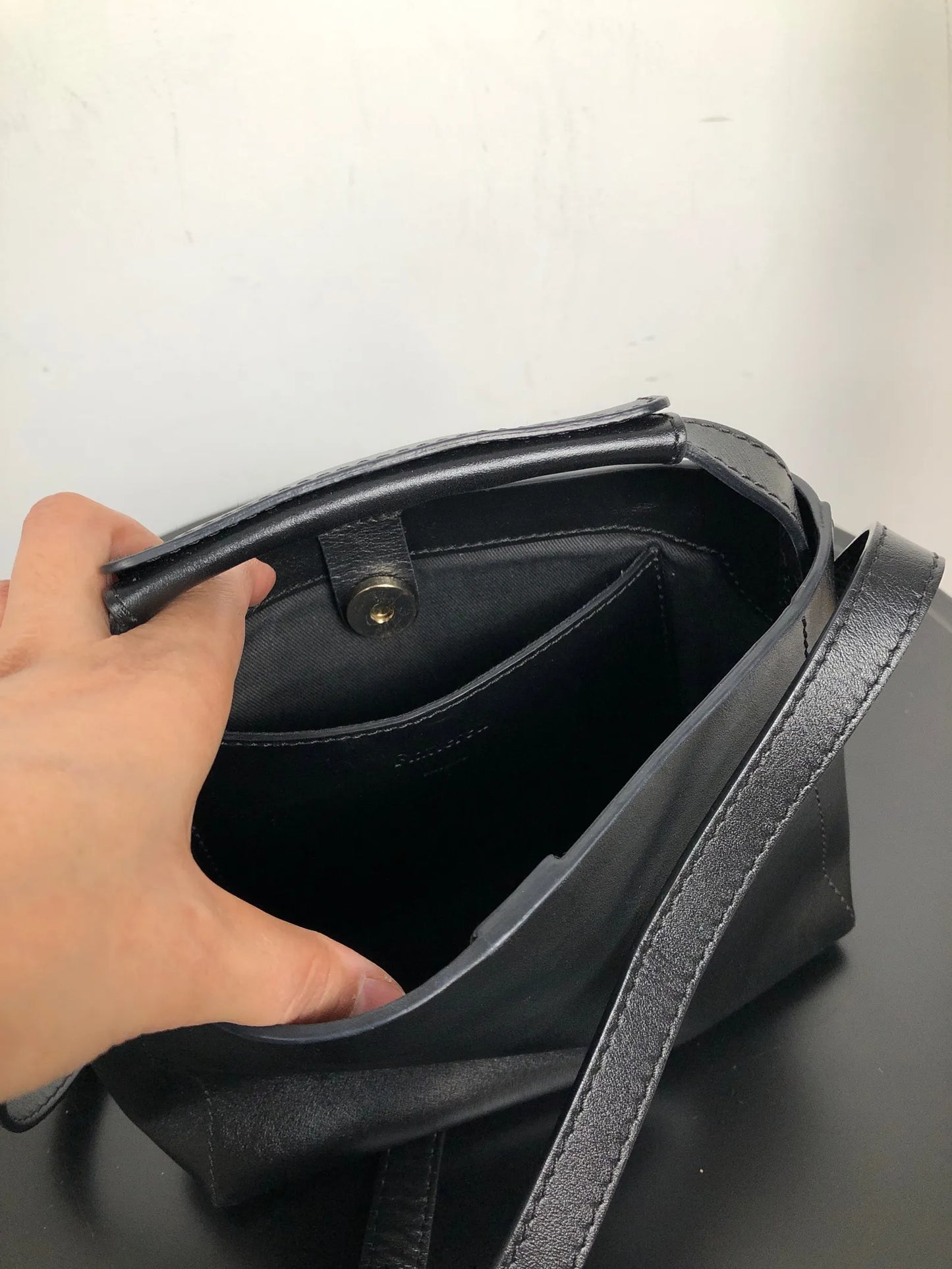 Flattered Hedda Mini Black-skinnaxelremsväska NWOT