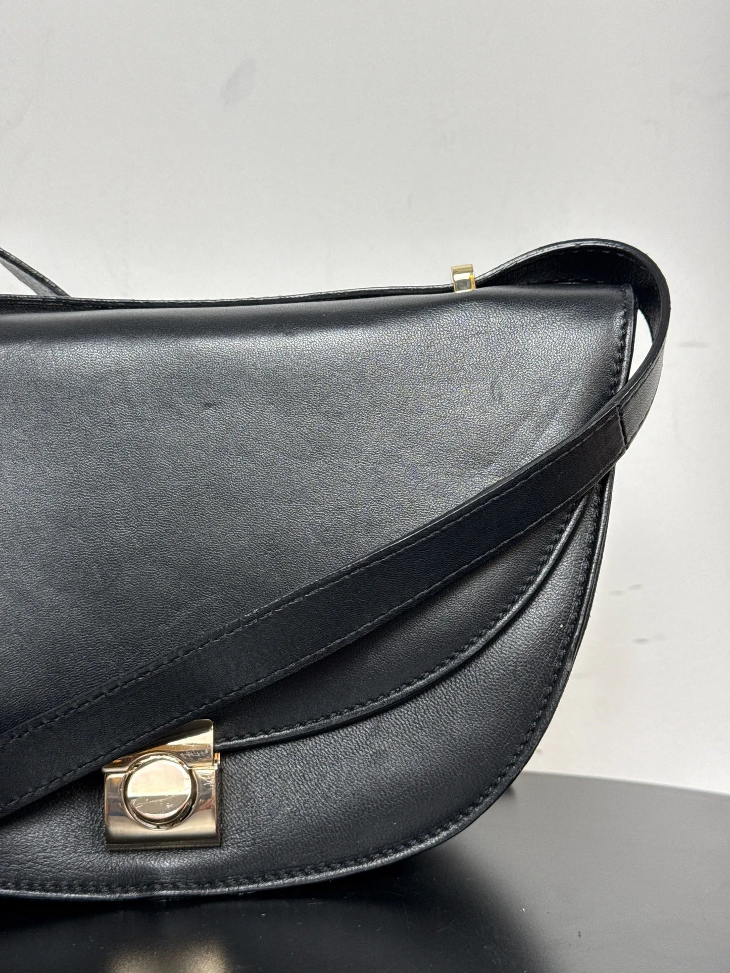 Flattered Cindy Crossbody Black-skinnaxelremsväska