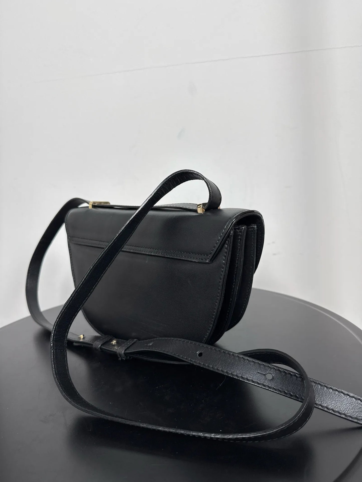 Flattered Cindy Crossbody Black-skinnaxelremsväska