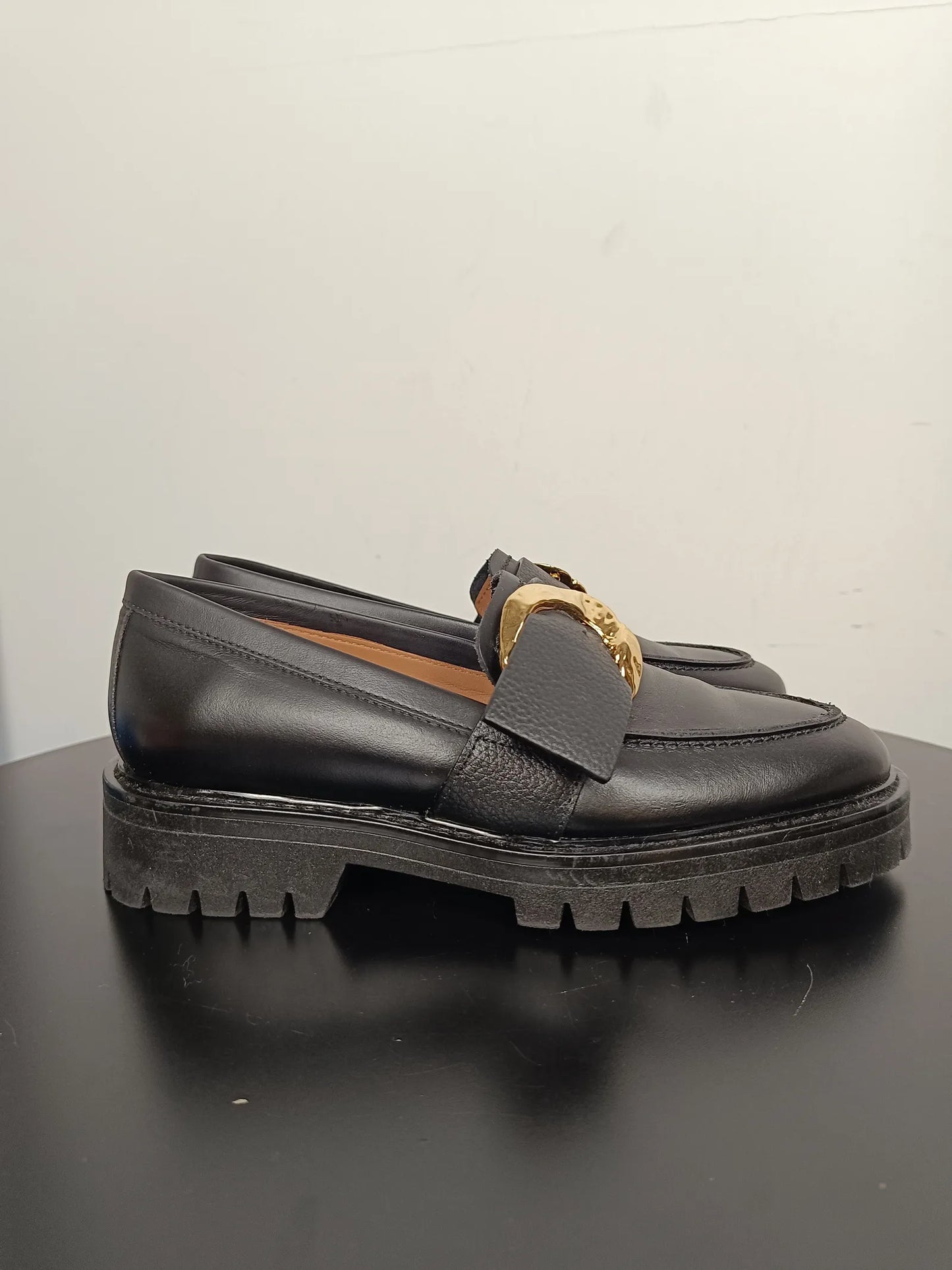 Flattered Stella Black Leather-skinnloafers