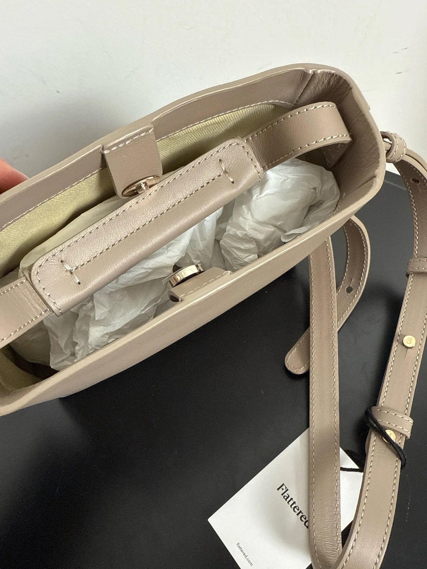 Flattered Hedda Mini Beige-skinnaxelremsväska NWT