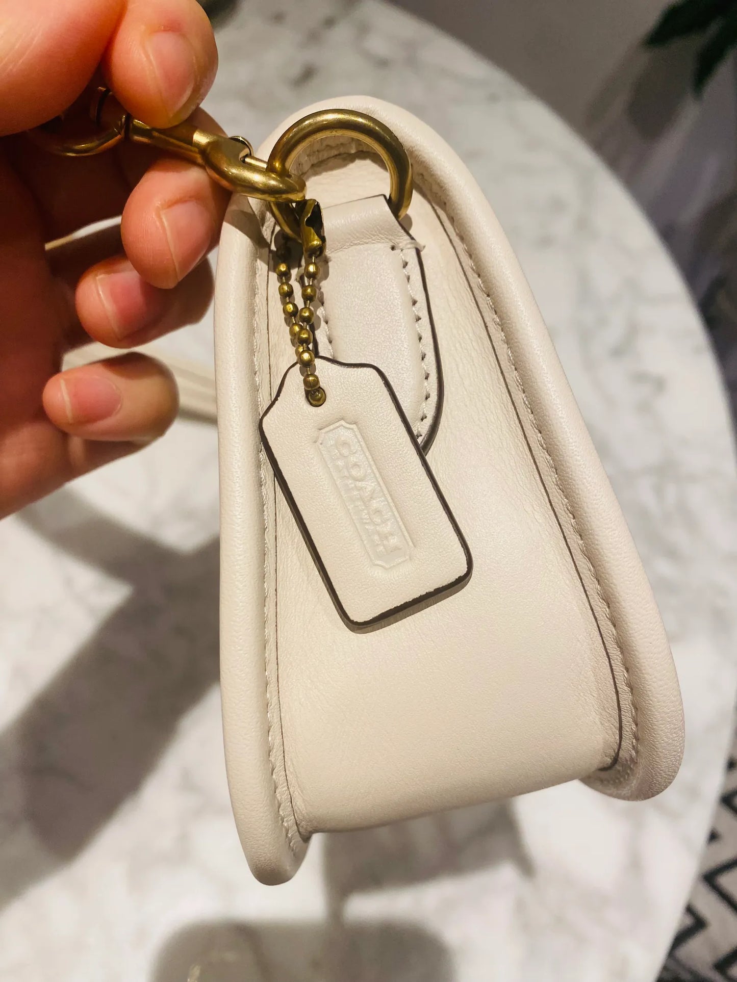 Coach Swinger 20 Chalk-skinnaxelremsväska NWOT