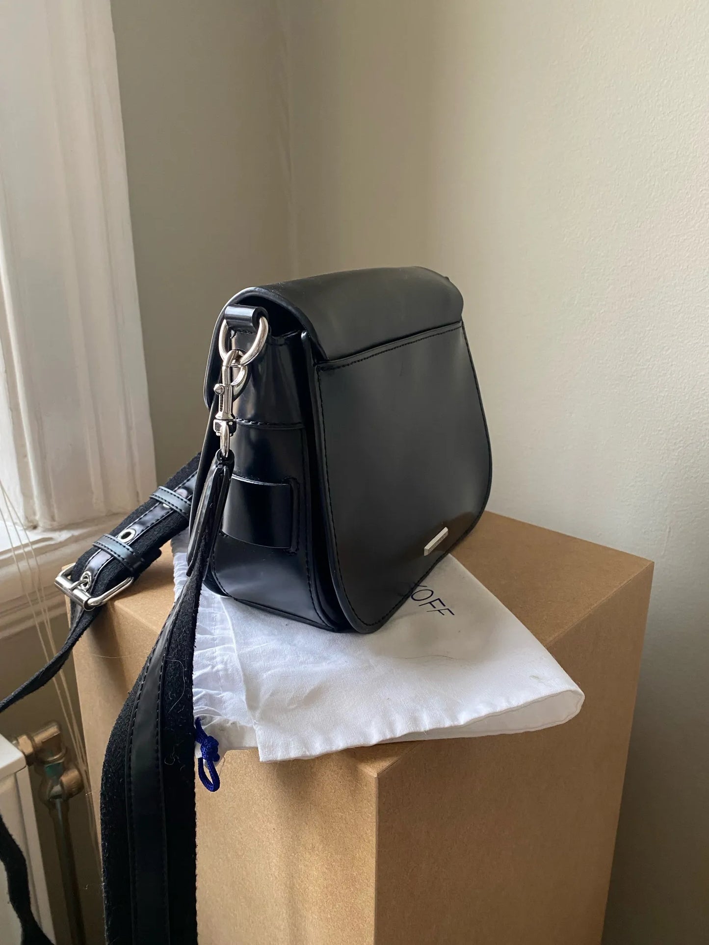 Rebecca Minkoff-skinnaxelremsväska NWOT