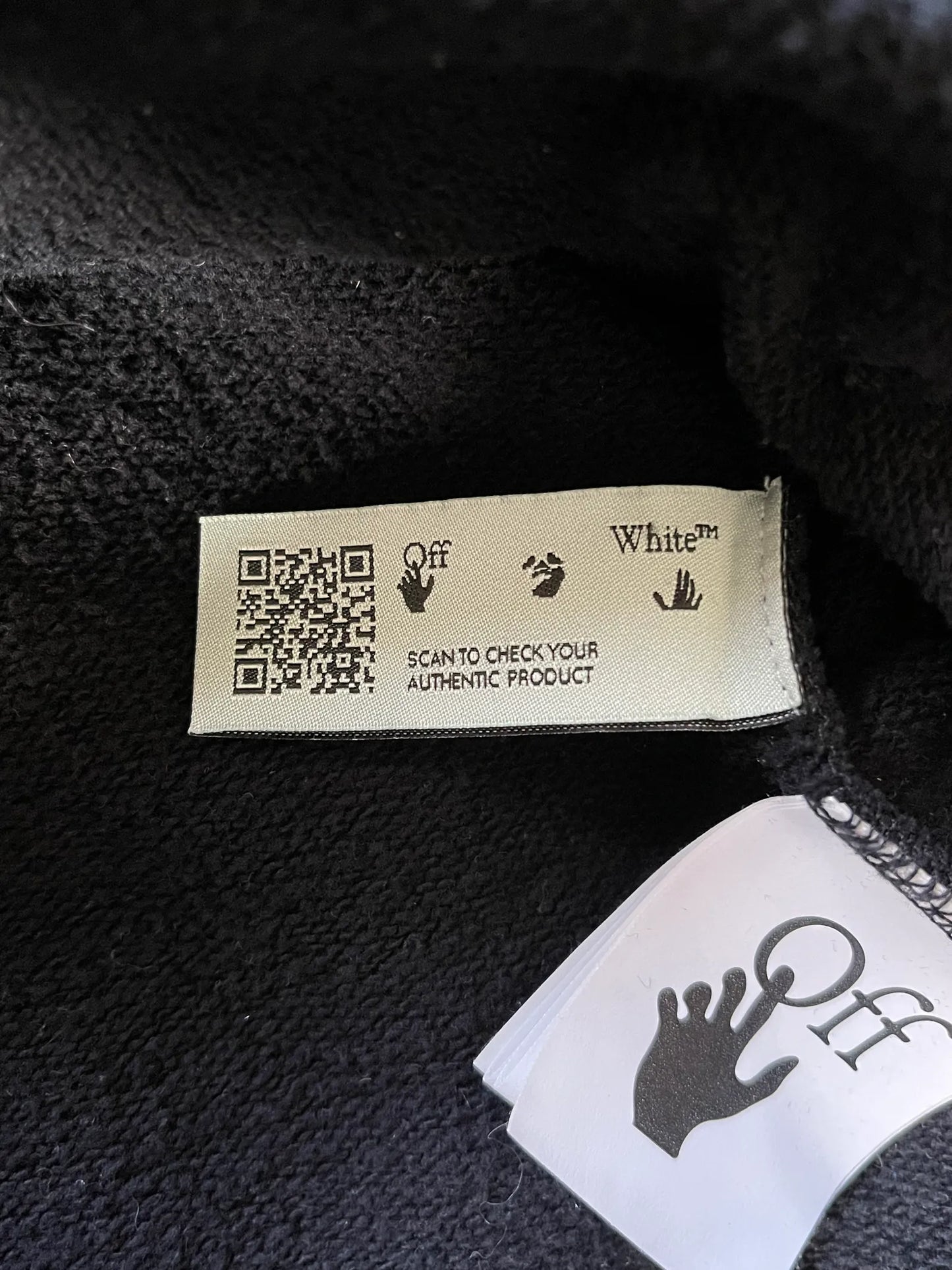 Off-White Kiss 21-hoodie NWOT