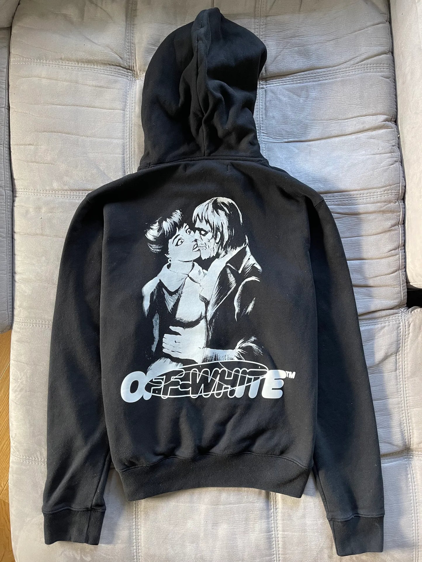 Off-White Kiss 21-hoodie NWOT