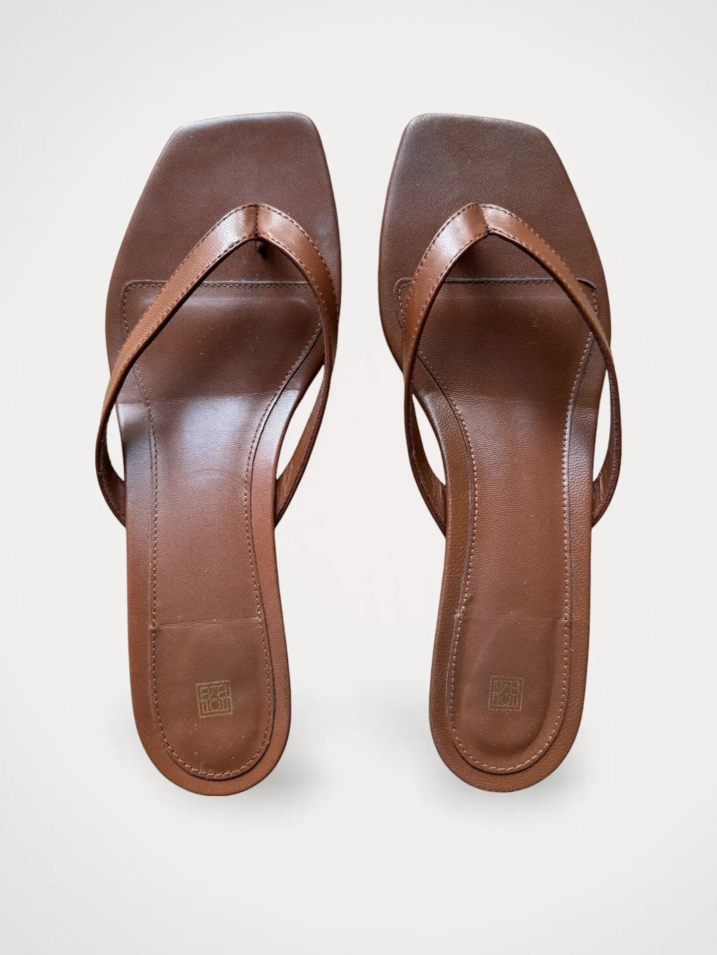 Toteme Leather Healed Flip Flops-skinnklackar