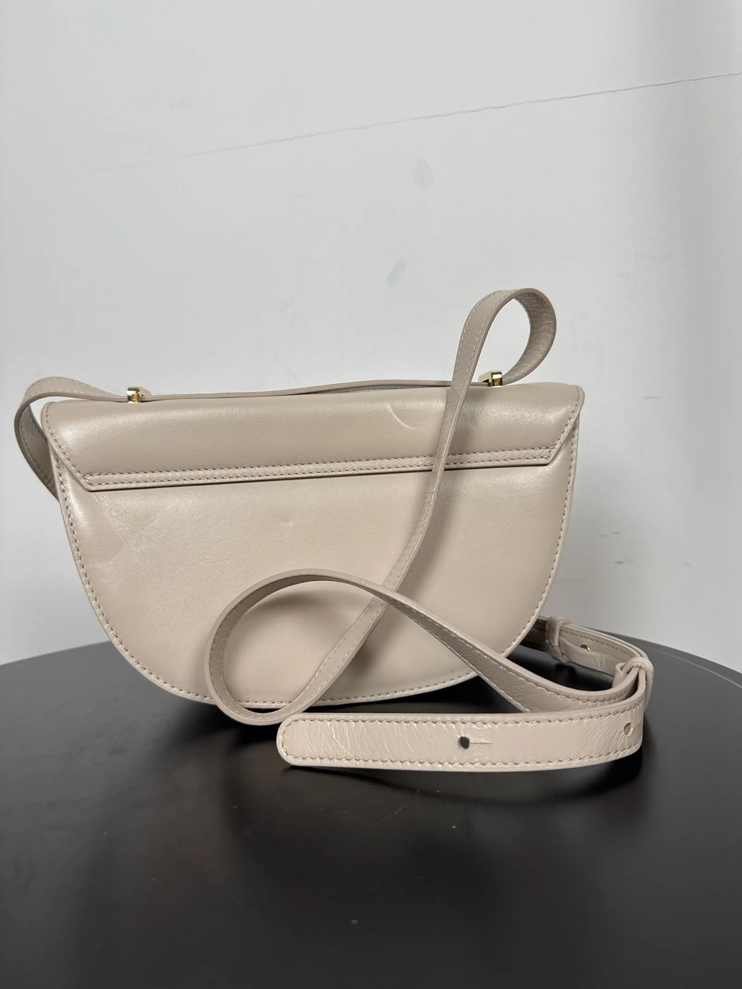 Flattered Cindy Cross Body Taupe-skinnaxelremsväska NWOT