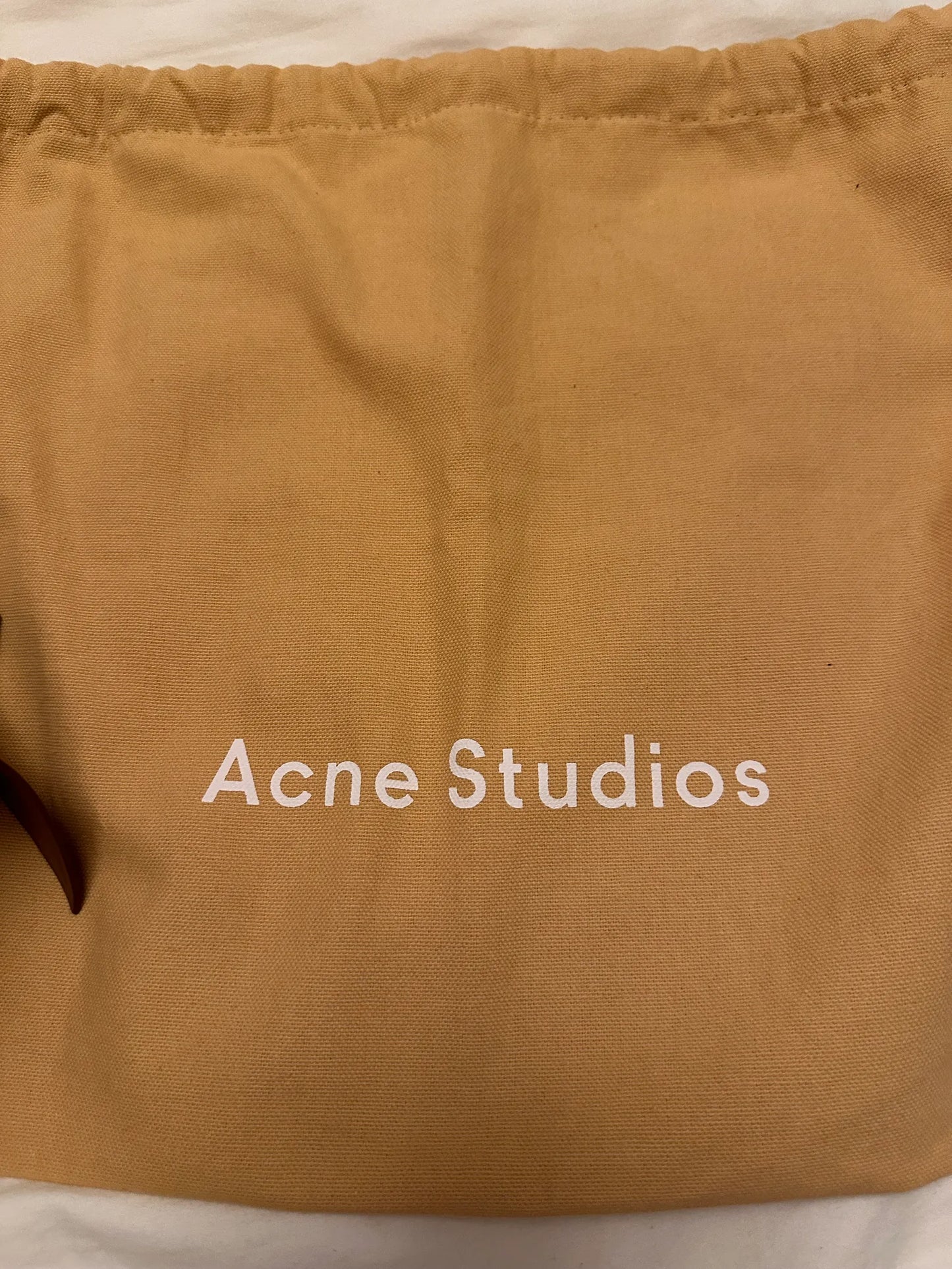 Acne Studios Musubi Mini-skinnaxelremsväska